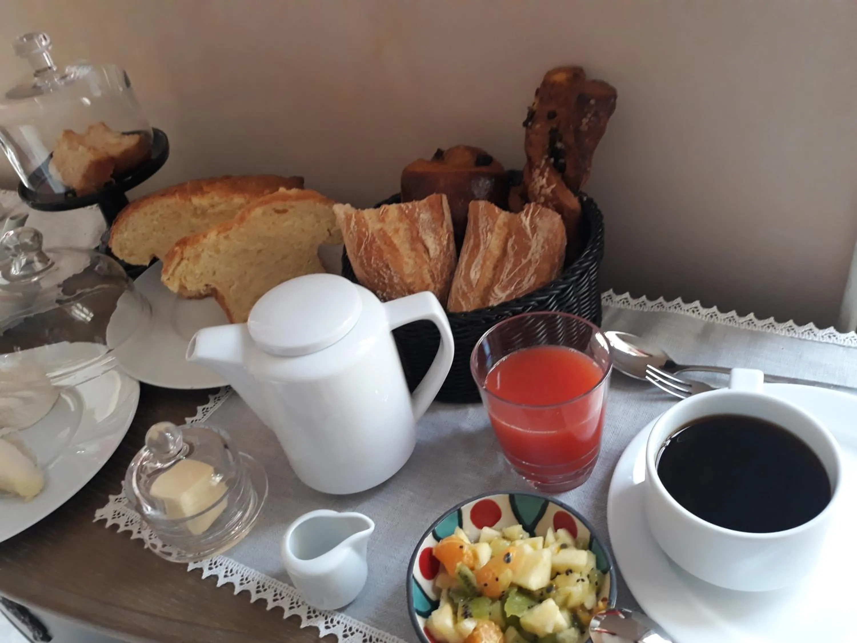 Continental breakfast in LA COUR CARREE - chambres d'hôtes
