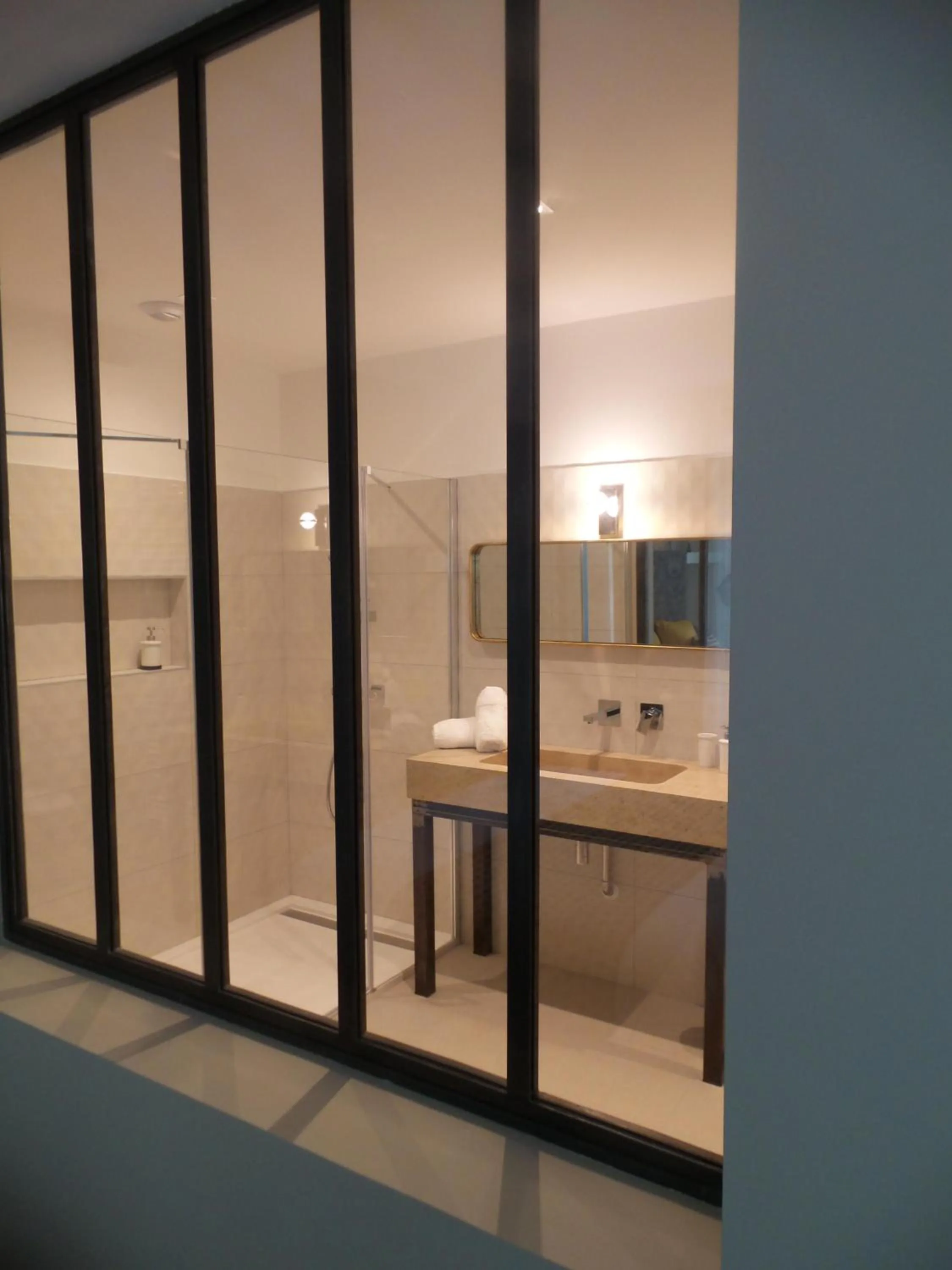 Bathroom in LA COUR CARREE - chambres d'hôtes