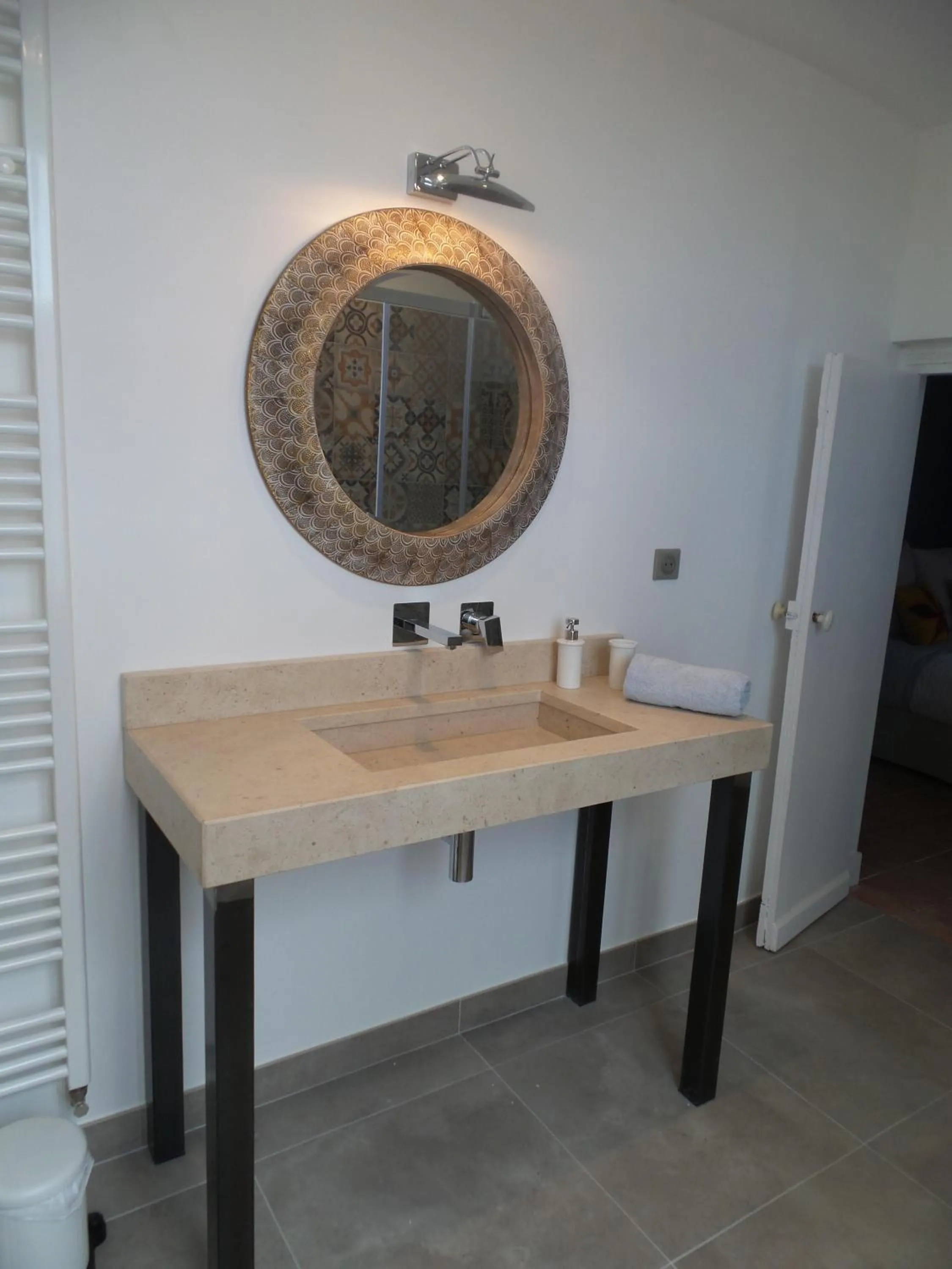 Bathroom in LA COUR CARREE - chambres d'hôtes