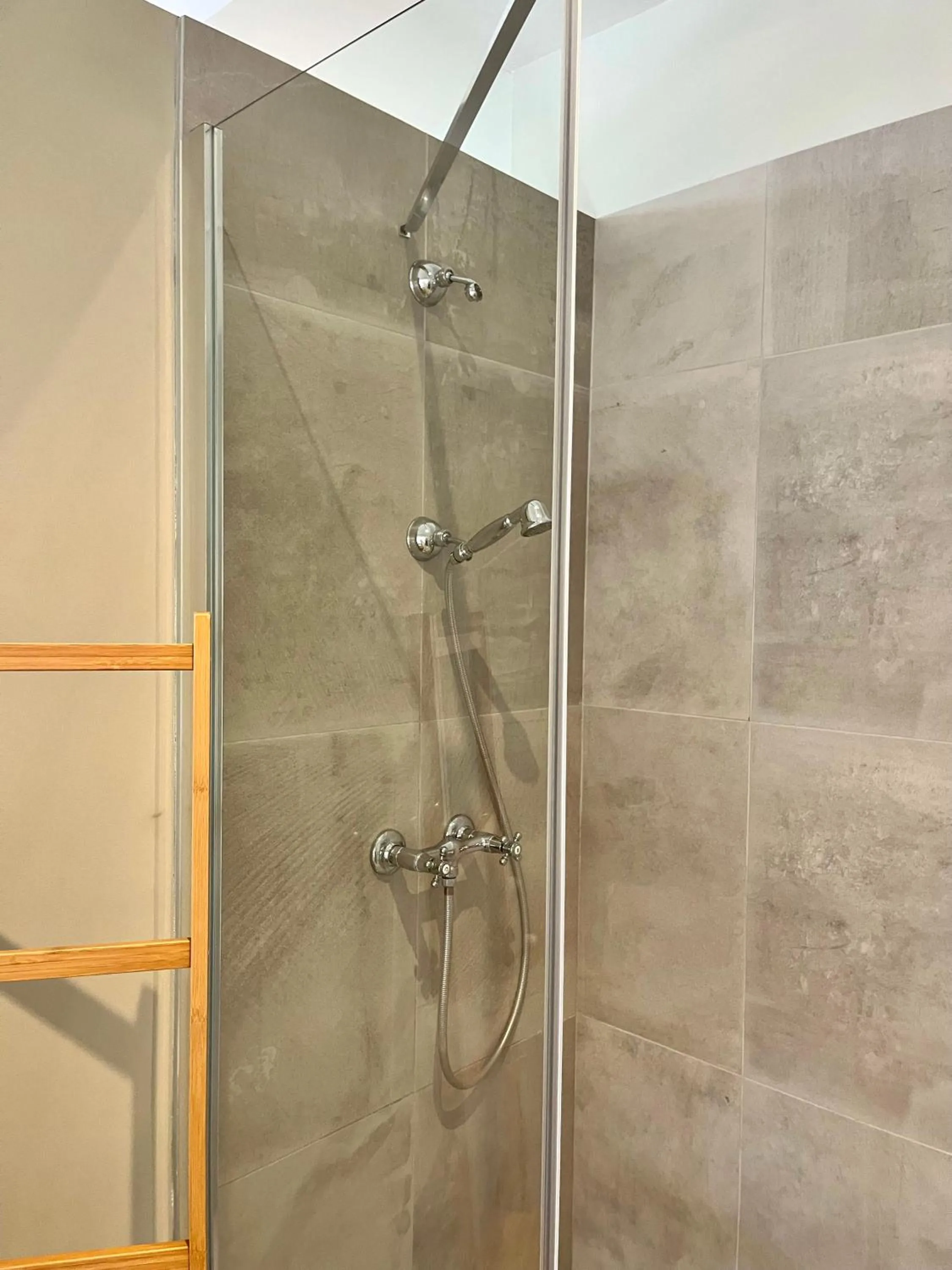 Shower in LA COUR CARREE - chambres d'hôtes