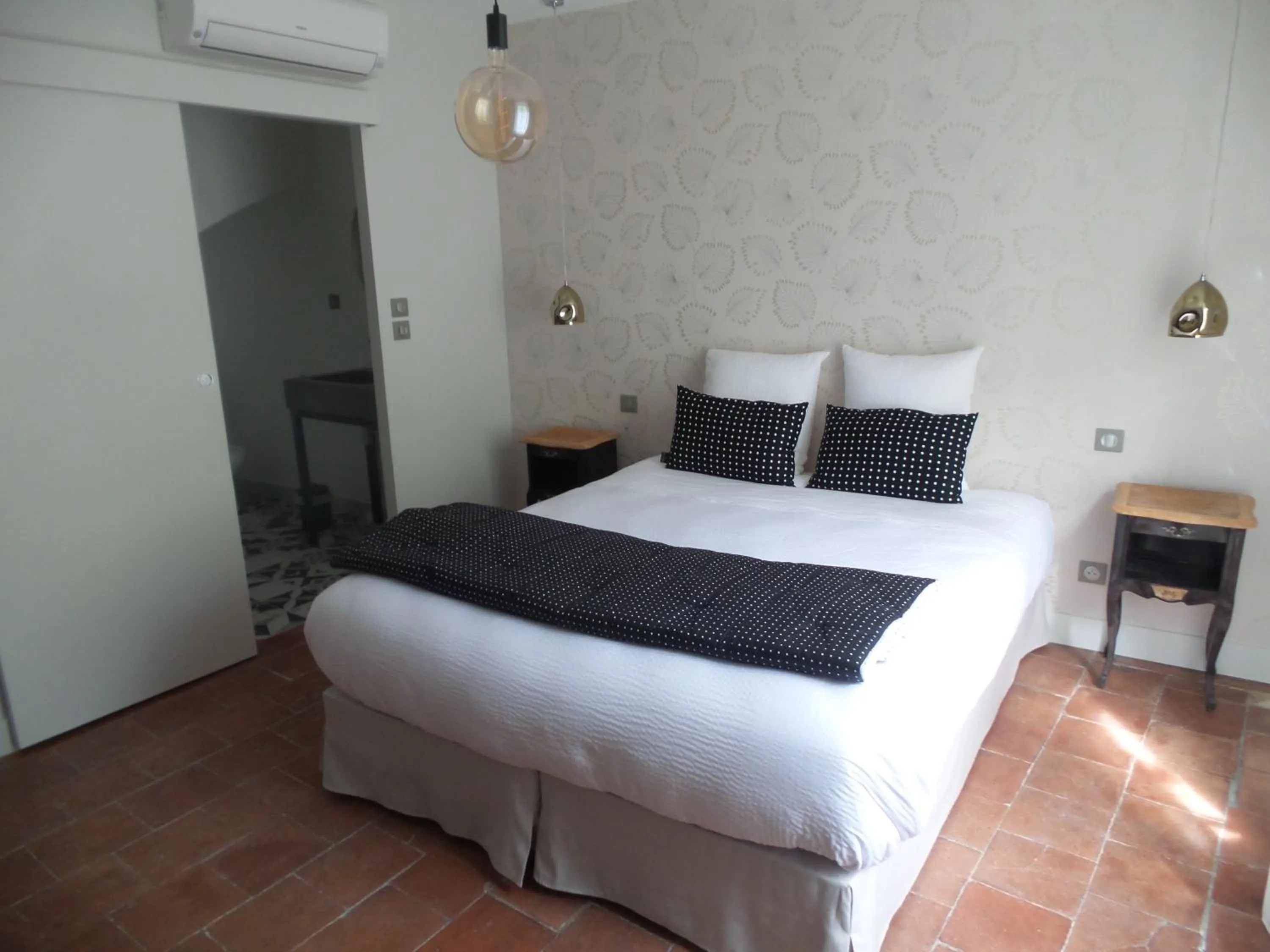 Photo of the whole room, Bed in LA COUR CARREE - chambres d'hôtes