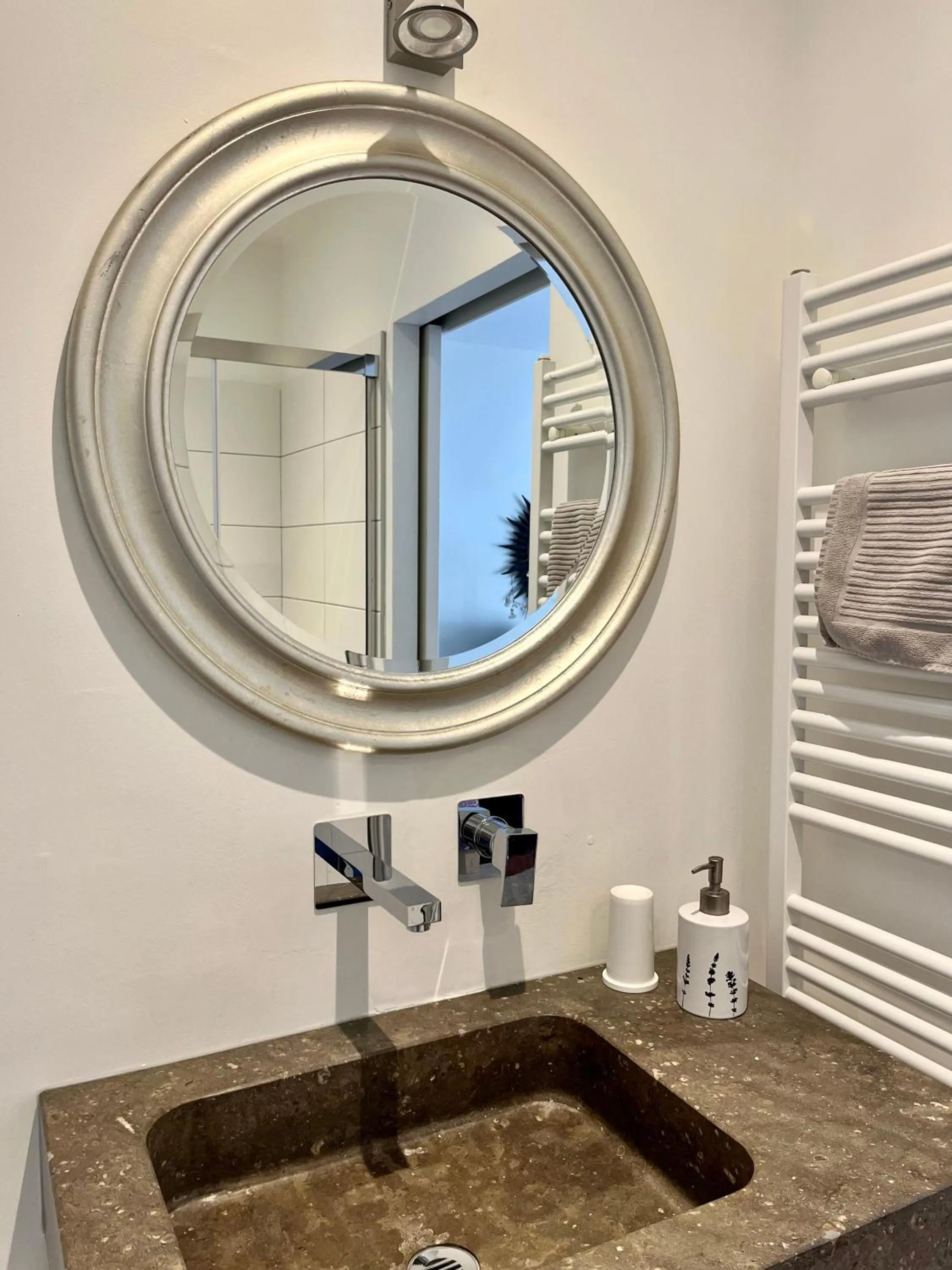 Bathroom in LA COUR CARREE - chambres d'hôtes