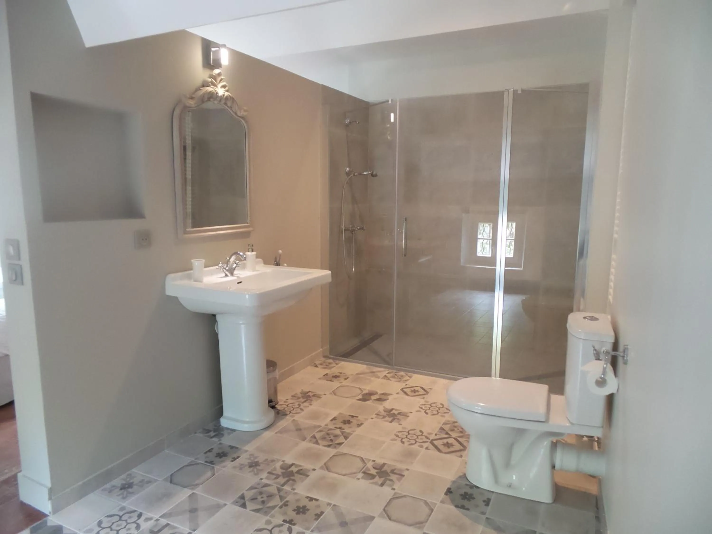 Bathroom in LA COUR CARREE - chambres d'hôtes