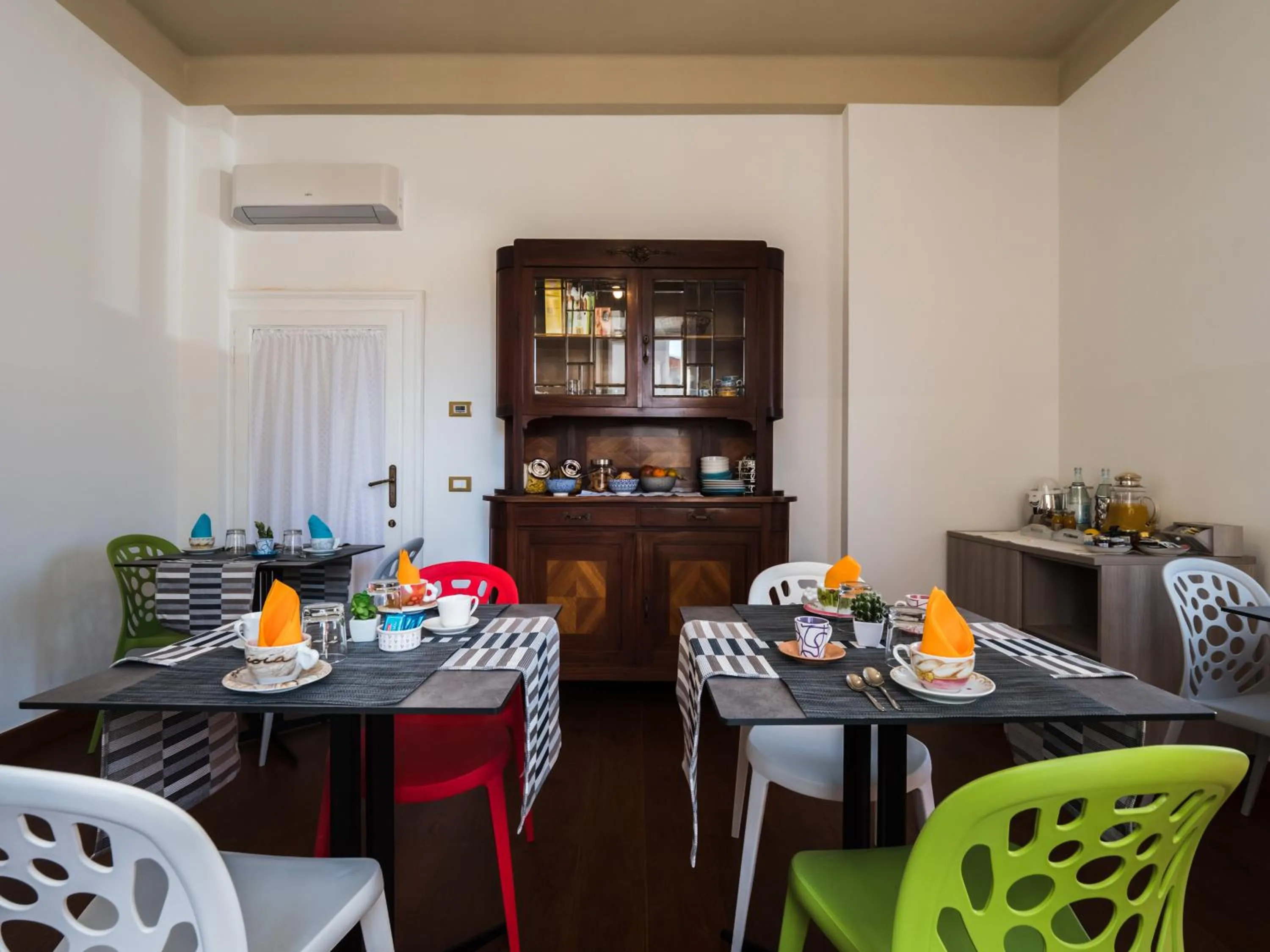 Communal lounge/ TV room in B&B VILLA TOZZA