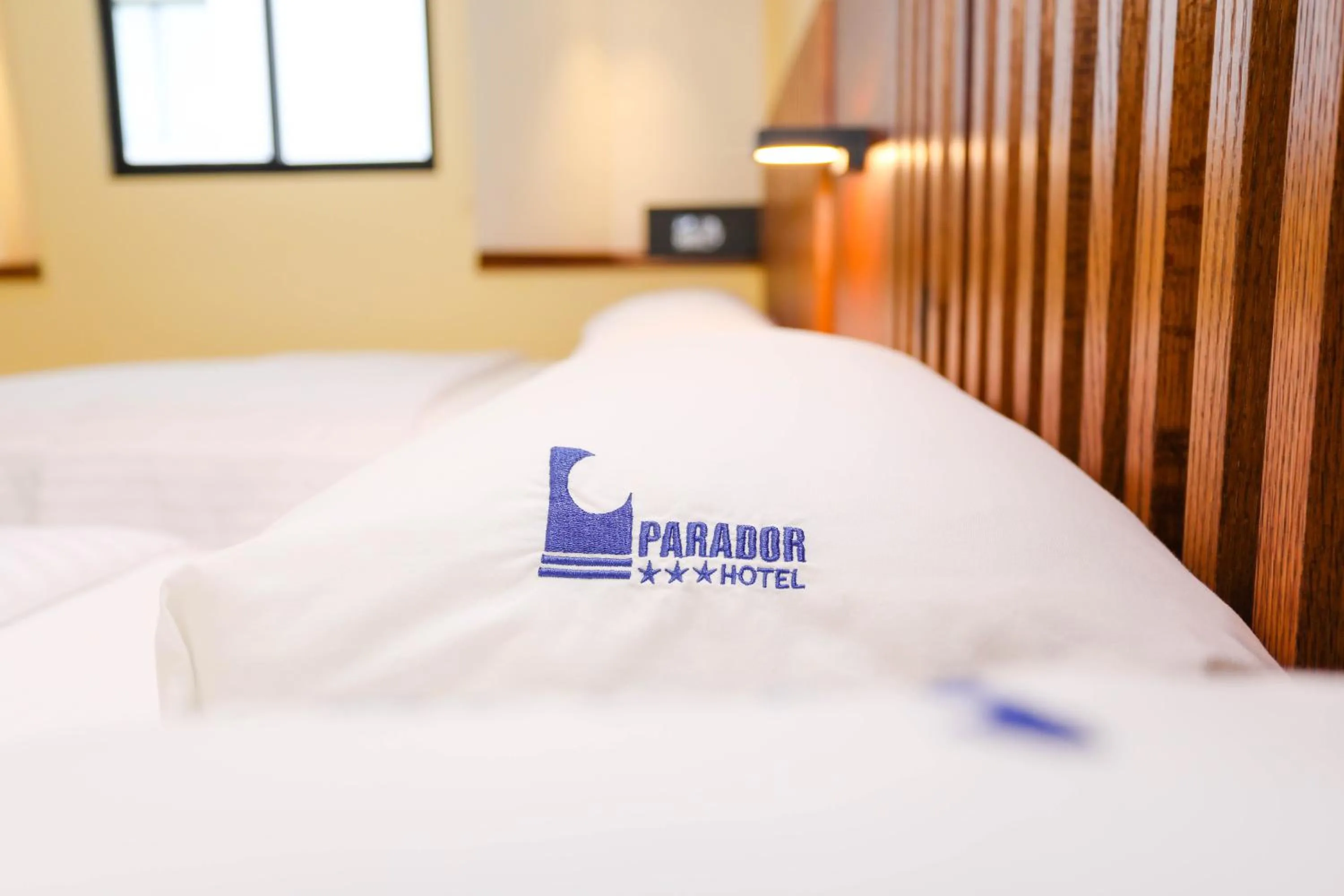 towels, Bed in Hotel Parador