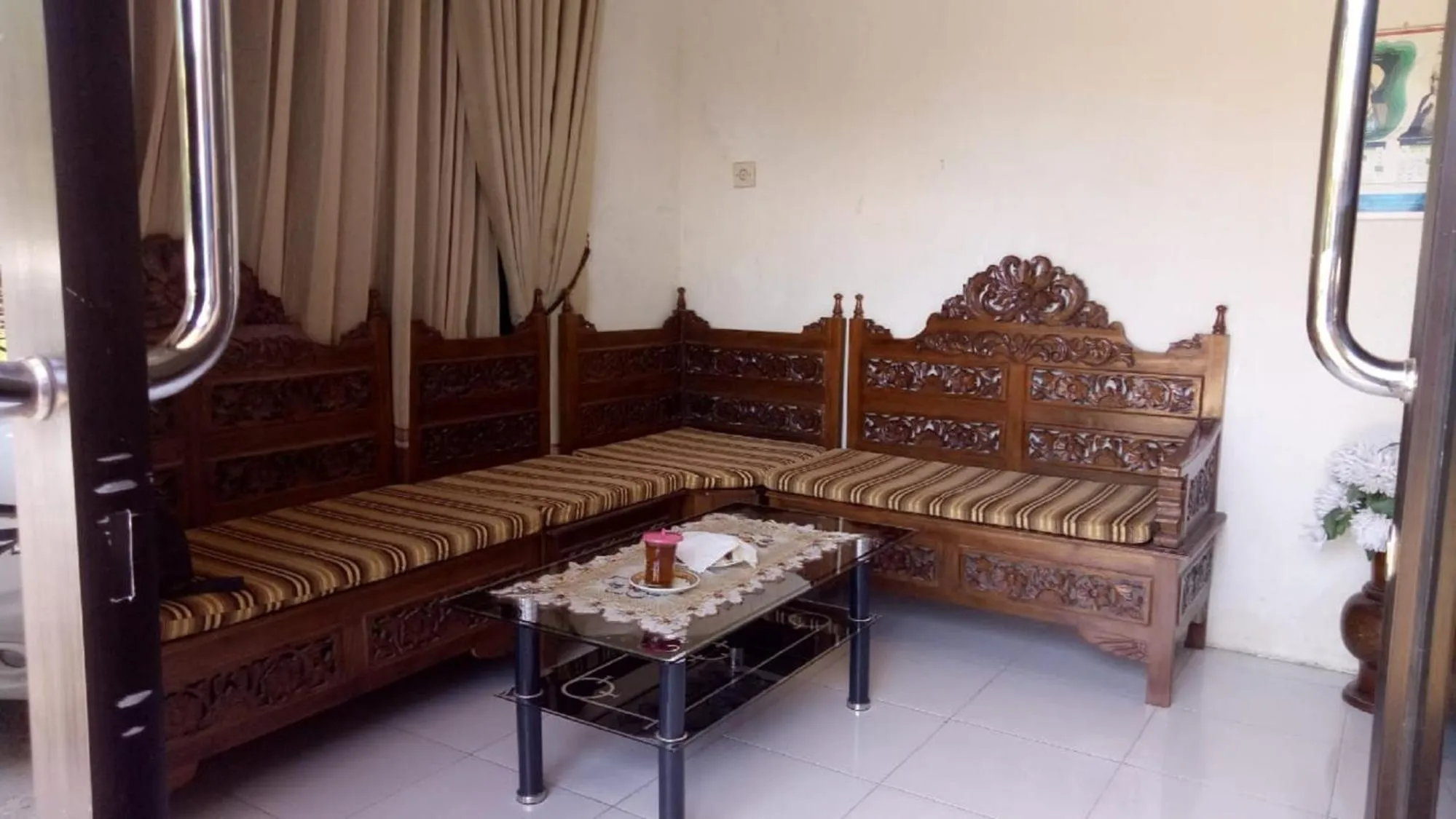 Restaurant/places to eat, Bed in Cheap Inn Banyuwangi