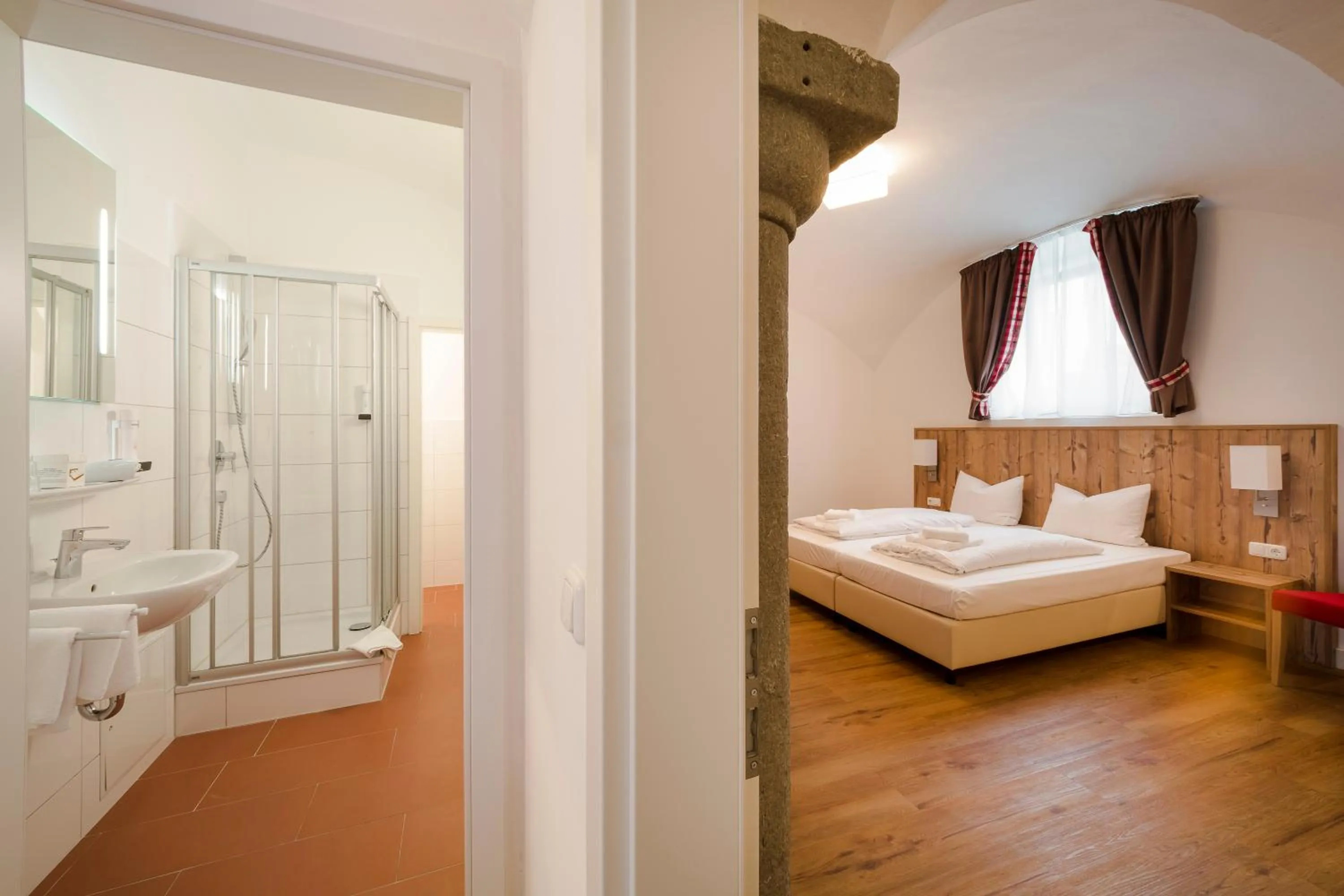 Bathroom, Bed in Hotel Hölzer Bräu by Lehmann Hotels