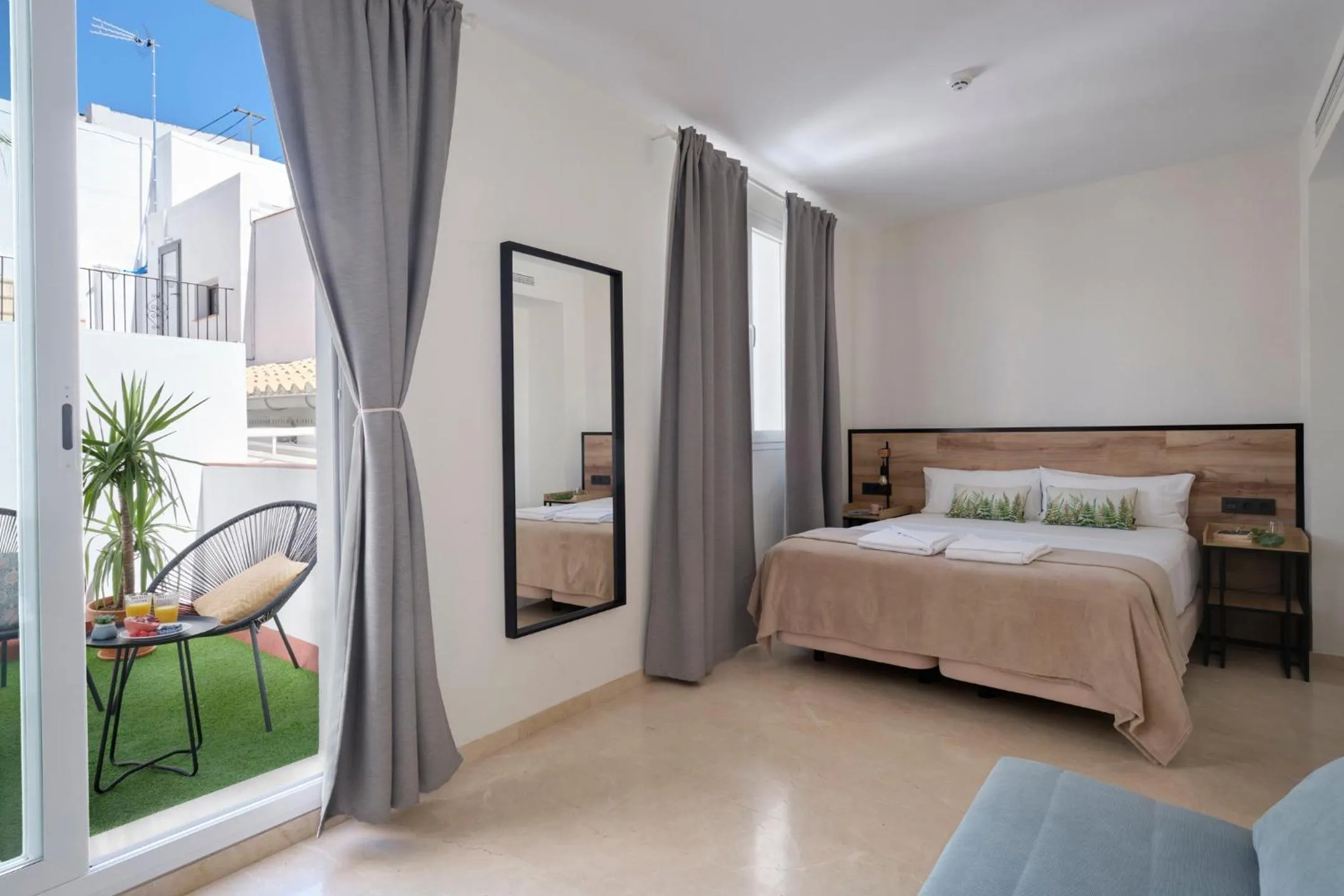 Balcony/Terrace, Bed in Sweet Sevilla Suites