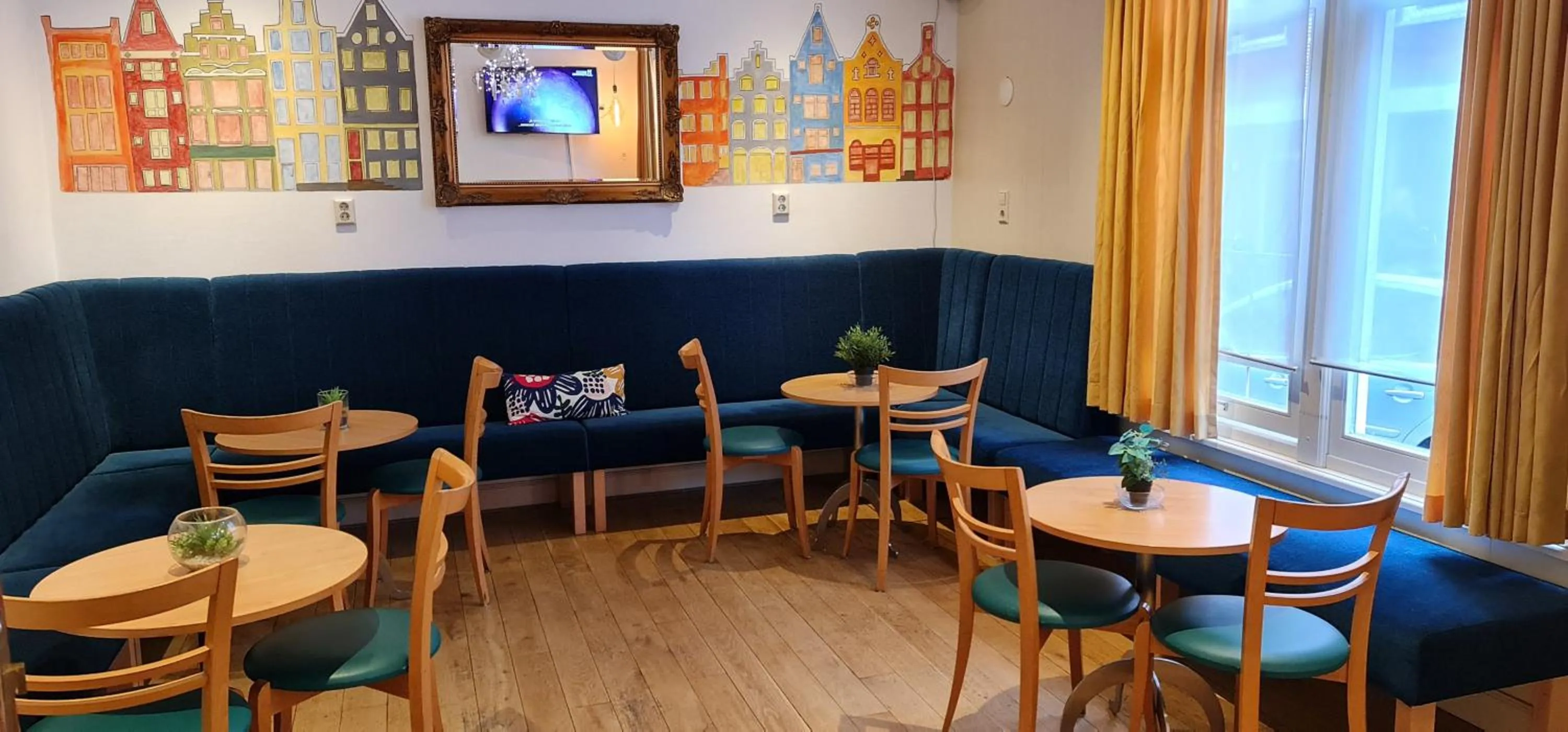 Communal lounge/ TV room in Euphemia Budget Old City Canal Zone