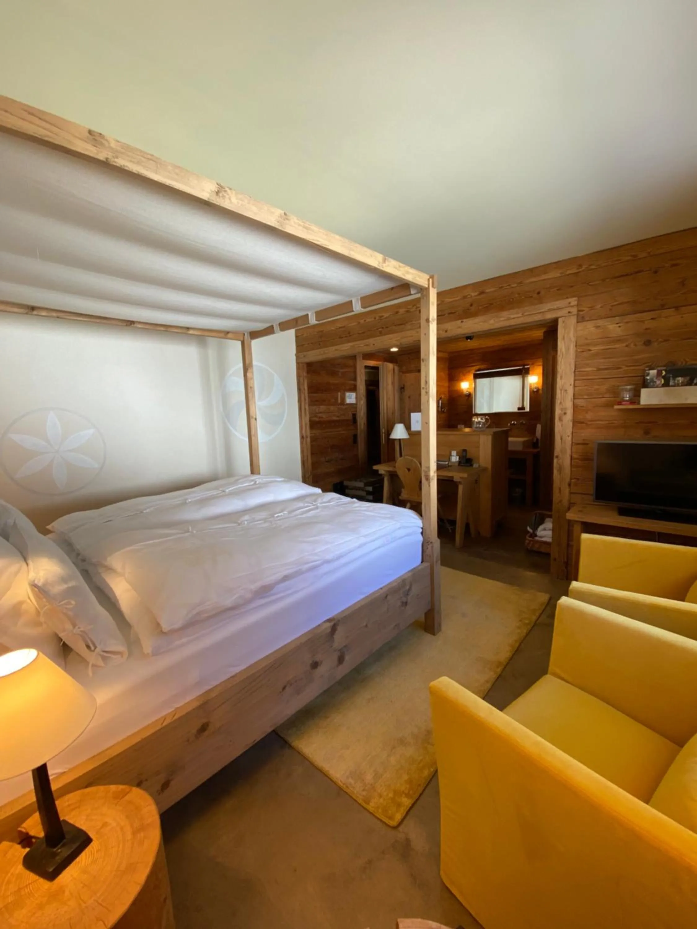 Photo of the whole room, Bed in Maiensässhotel Guarda Val