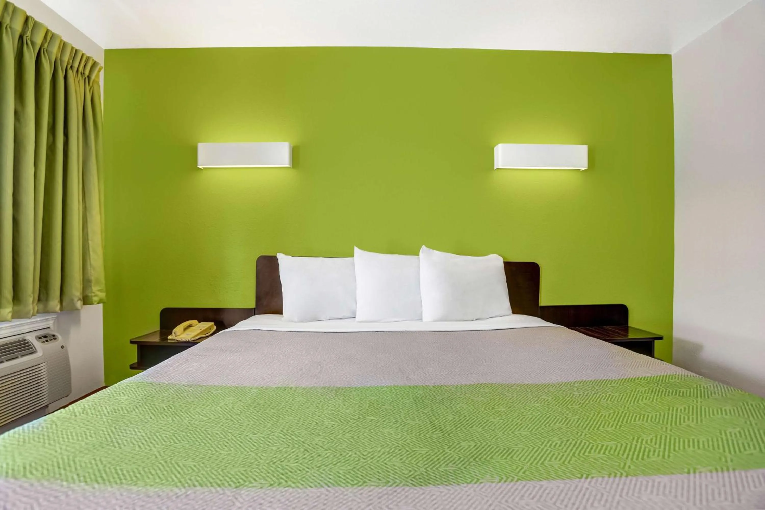 Photo of the whole room, Bed in Motel 6-Payson, AZ