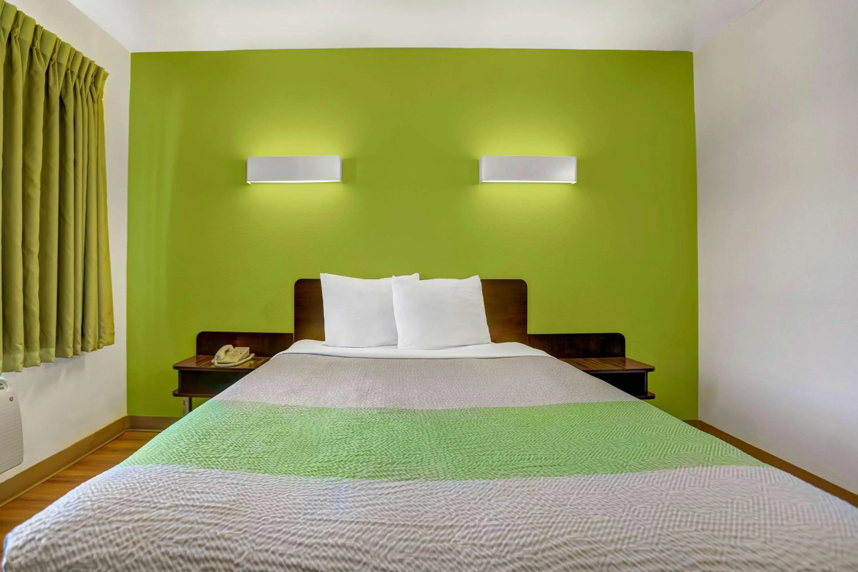 Photo of the whole room, Bed in Motel 6-Payson, AZ