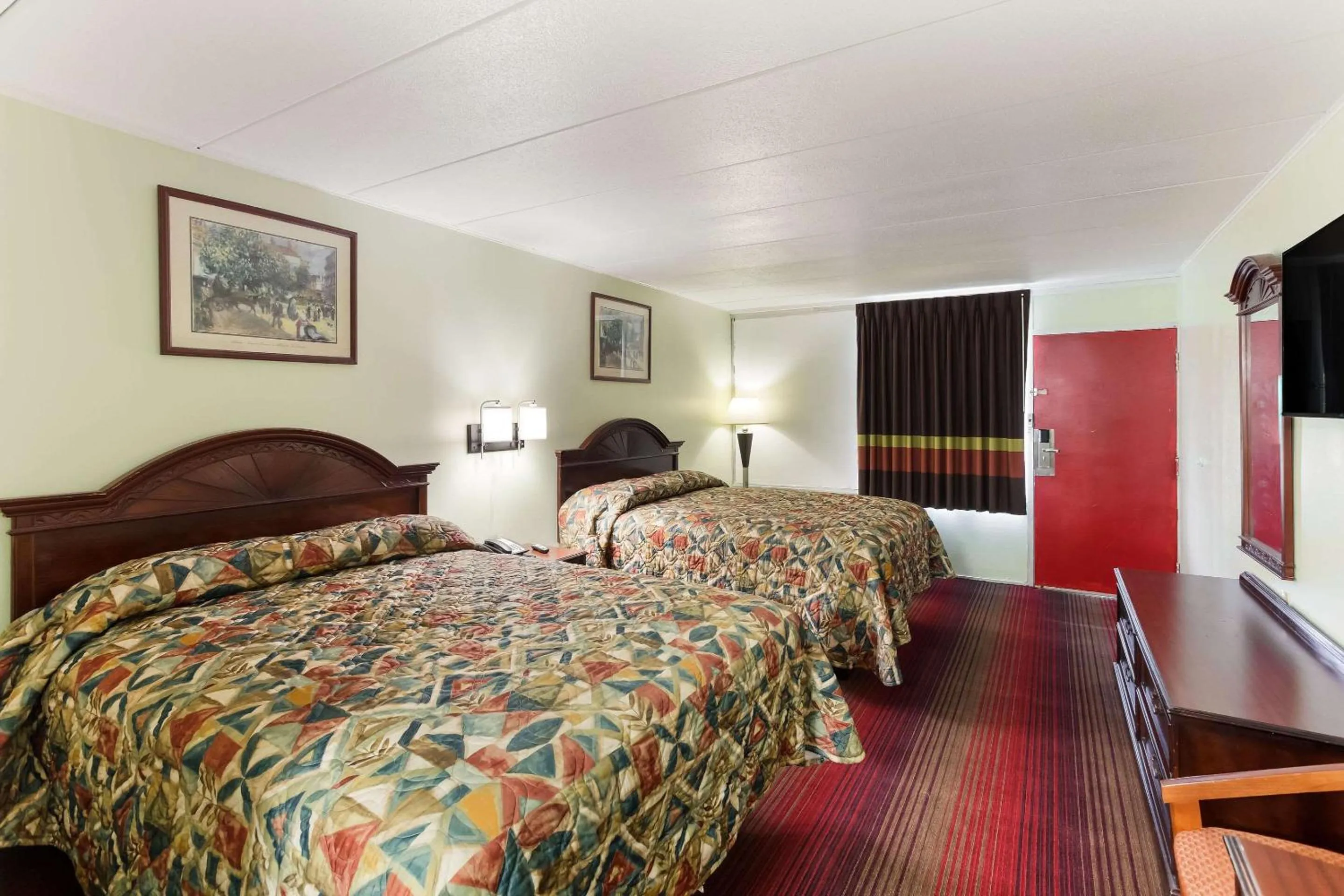 Bedroom, Bed in Rodeway Inn South Point