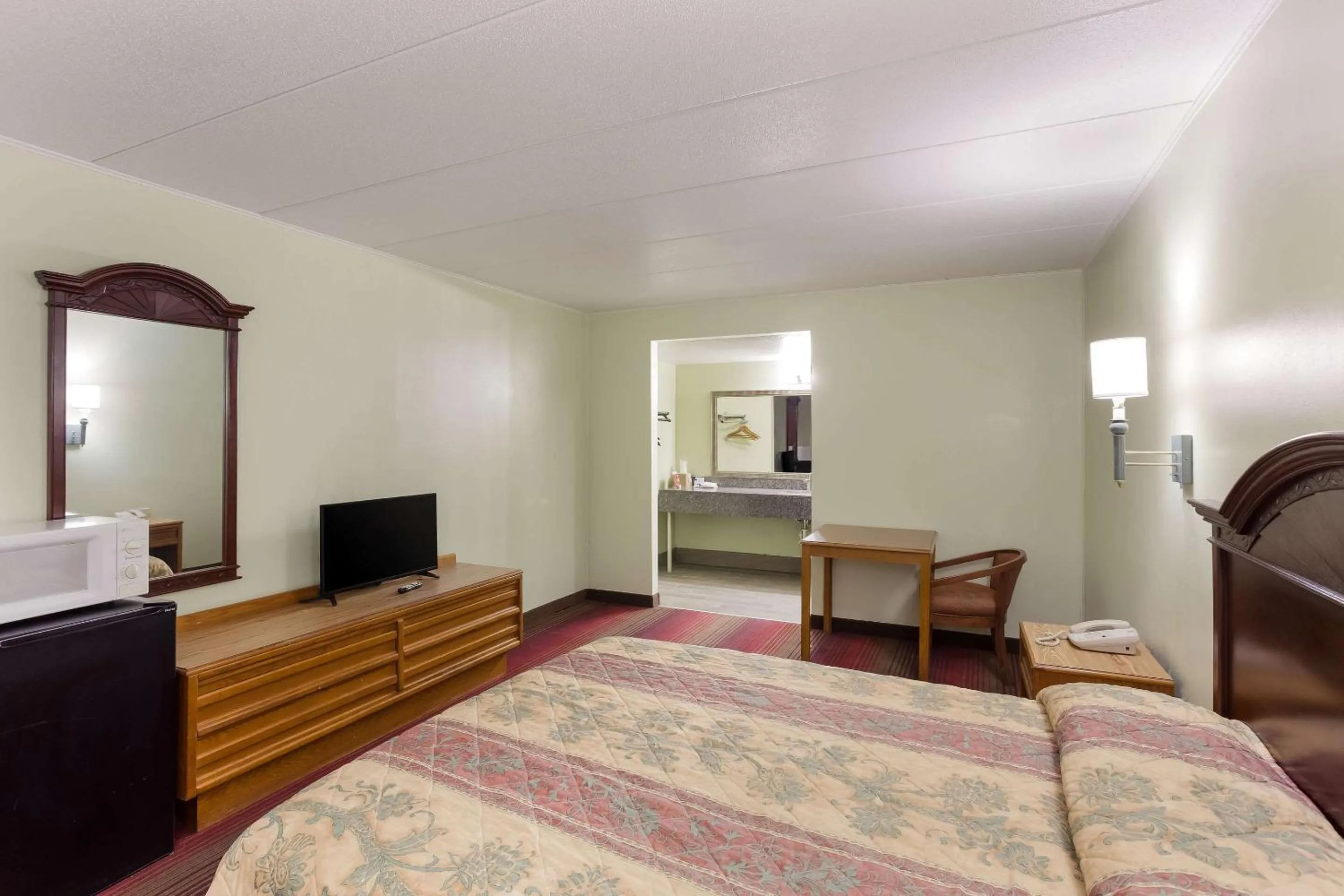 Bedroom, Bed in Rodeway Inn South Point