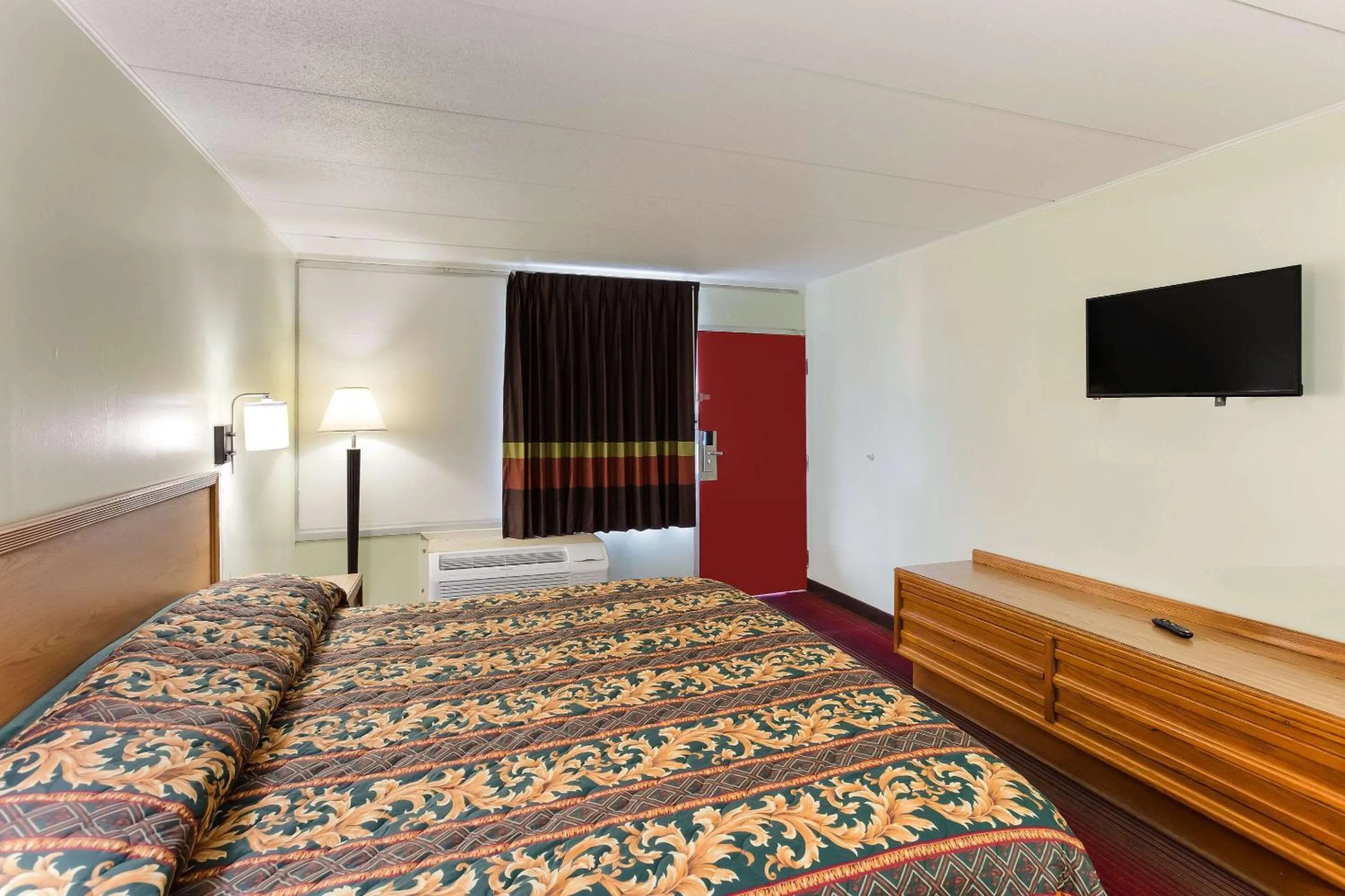 Bedroom, Bed in Rodeway Inn South Point