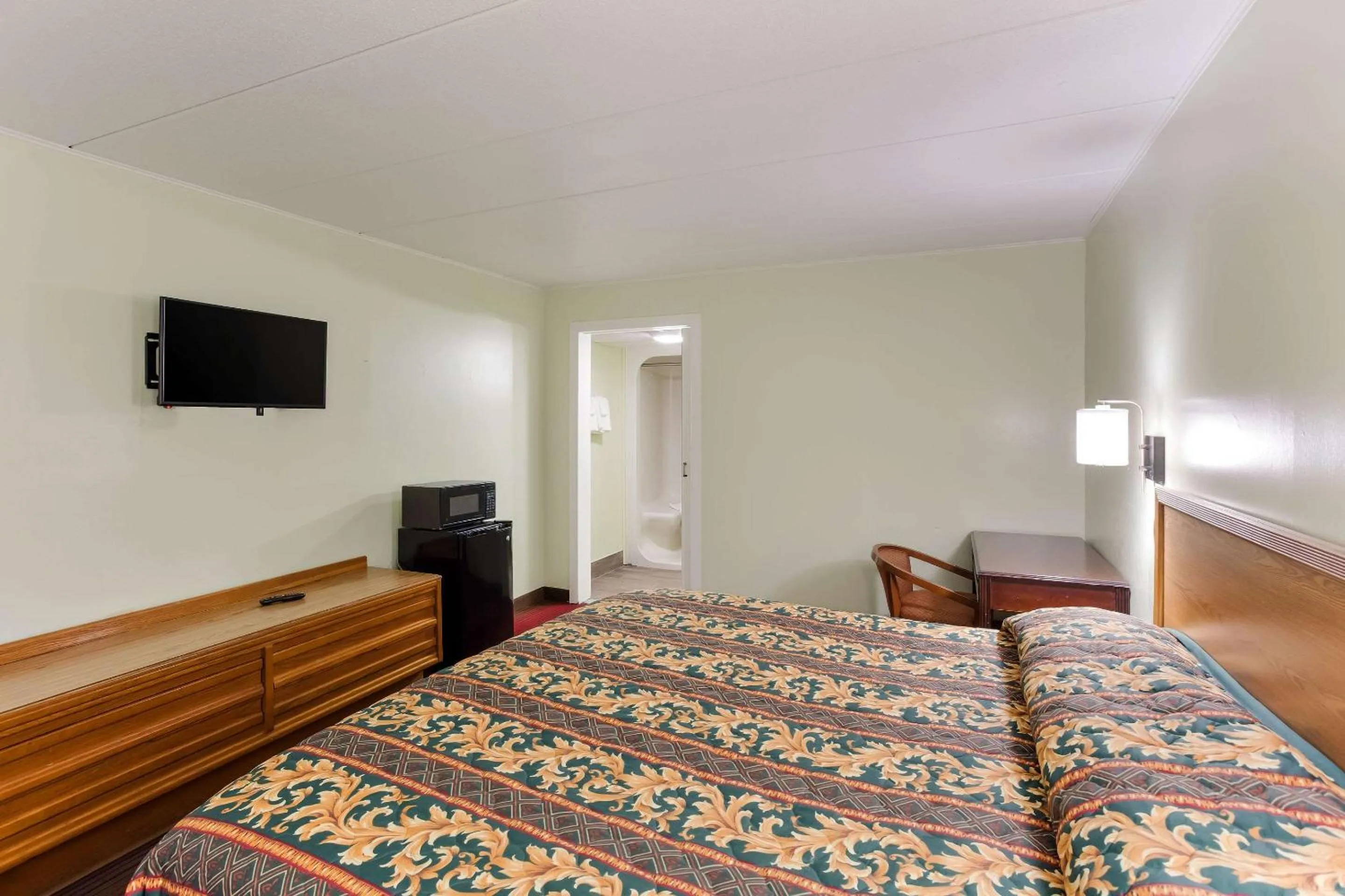 Bedroom, Bed in Rodeway Inn South Point