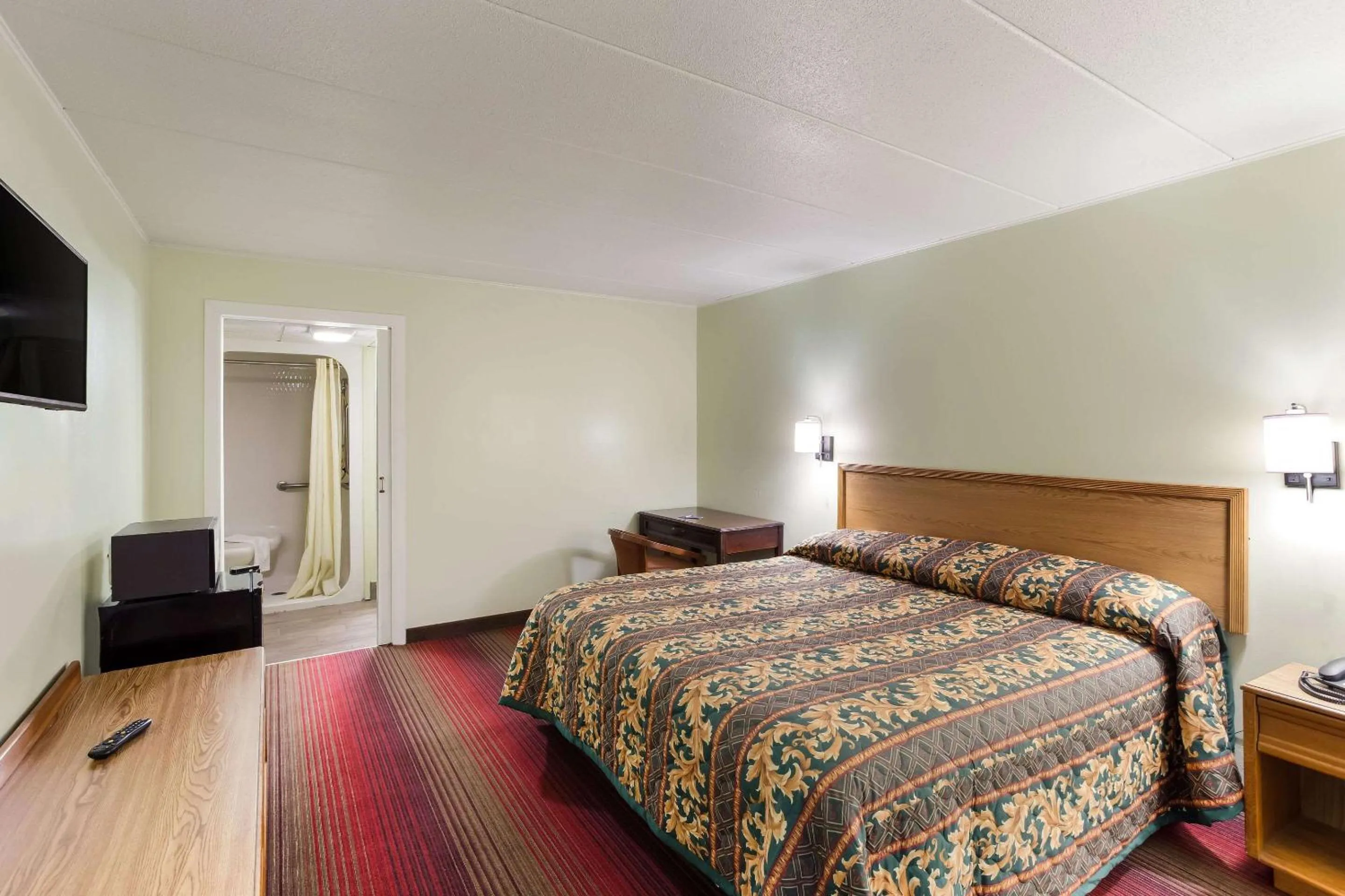 Bedroom, Bed in Rodeway Inn South Point