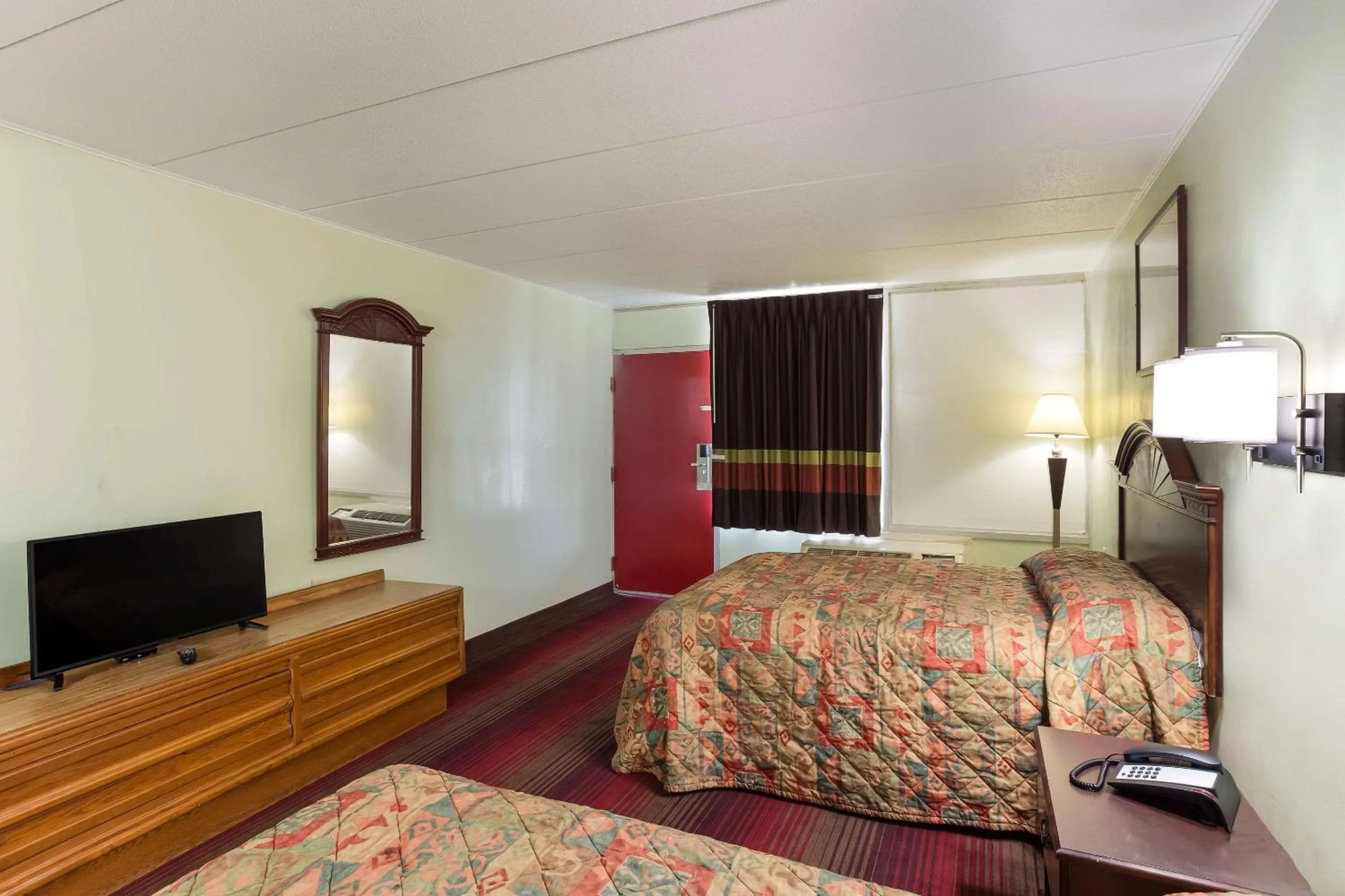 Bedroom, Bed in Rodeway Inn South Point