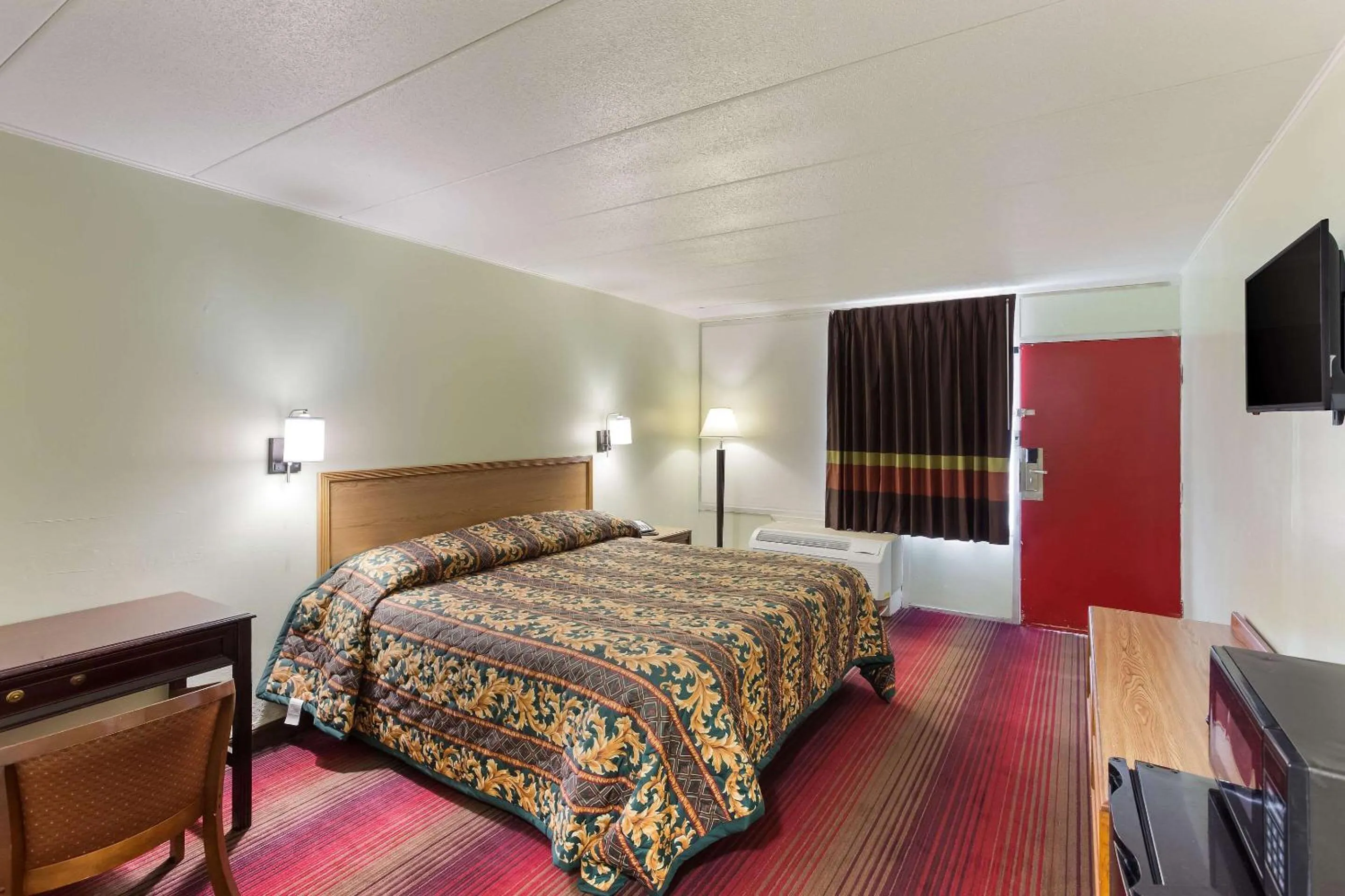 Bedroom, Bed in Rodeway Inn South Point