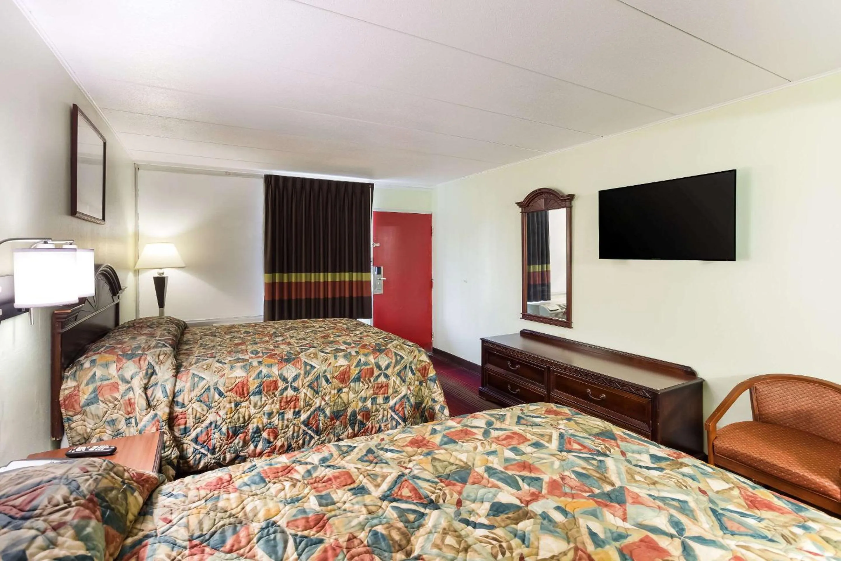 Bedroom, Bed in Rodeway Inn South Point