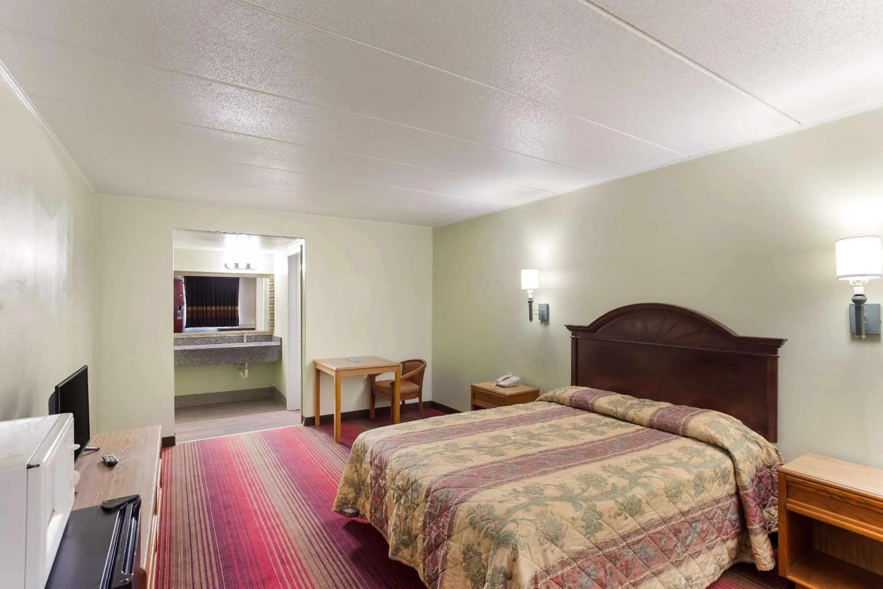 Bedroom, Bed in Rodeway Inn South Point