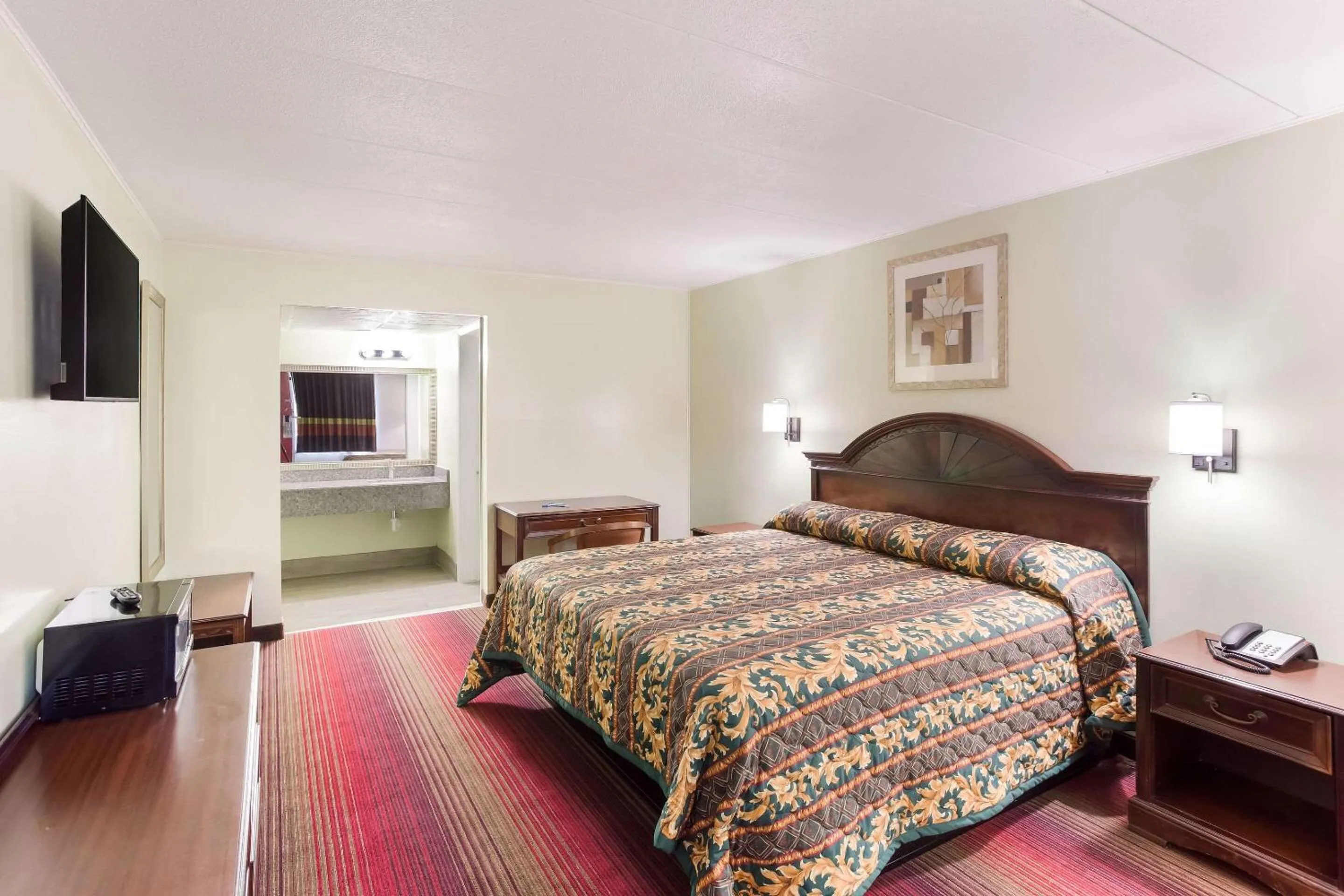 Bedroom, Bed in Rodeway Inn South Point