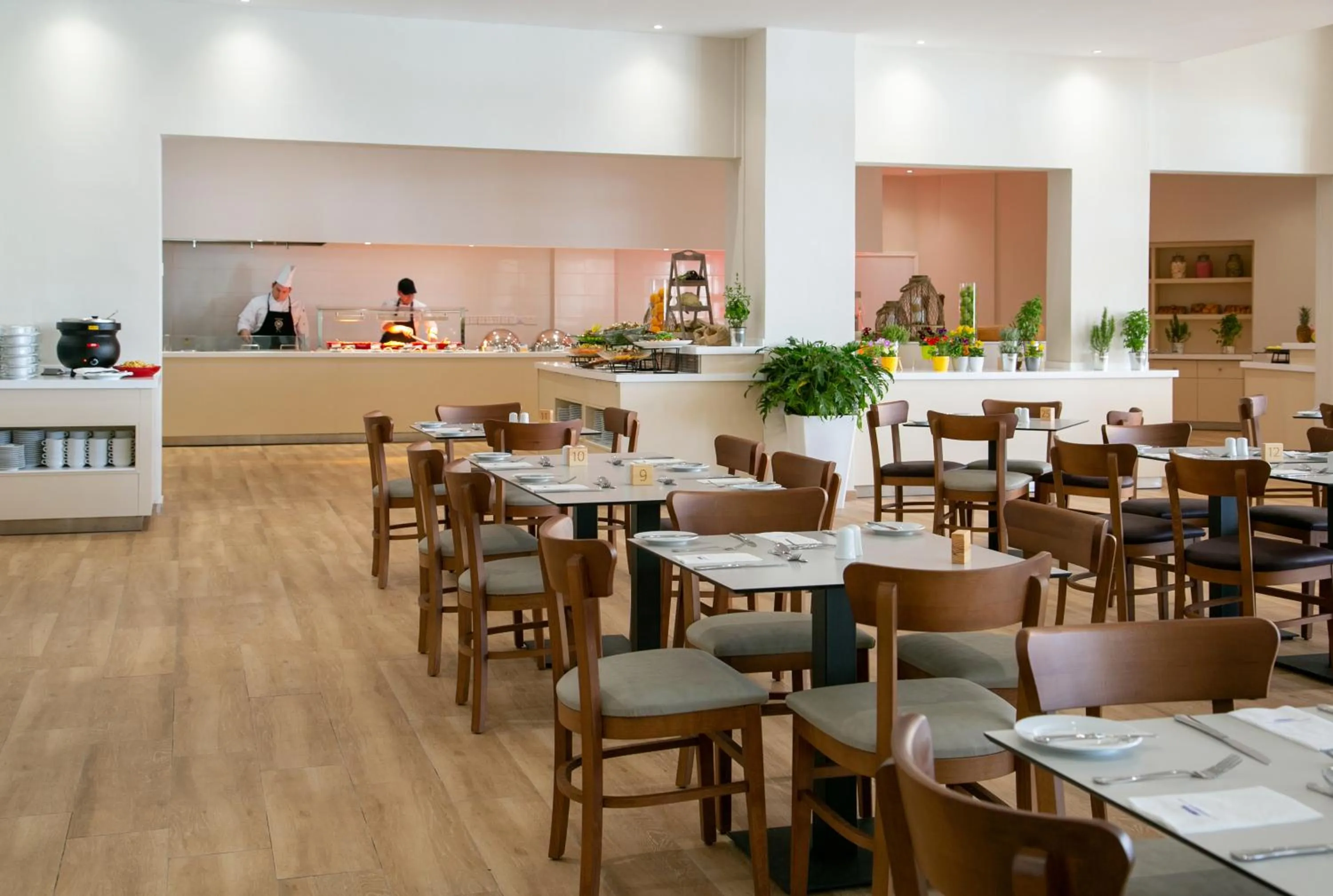 Restaurant/places to eat in Louis Paphos Breeze