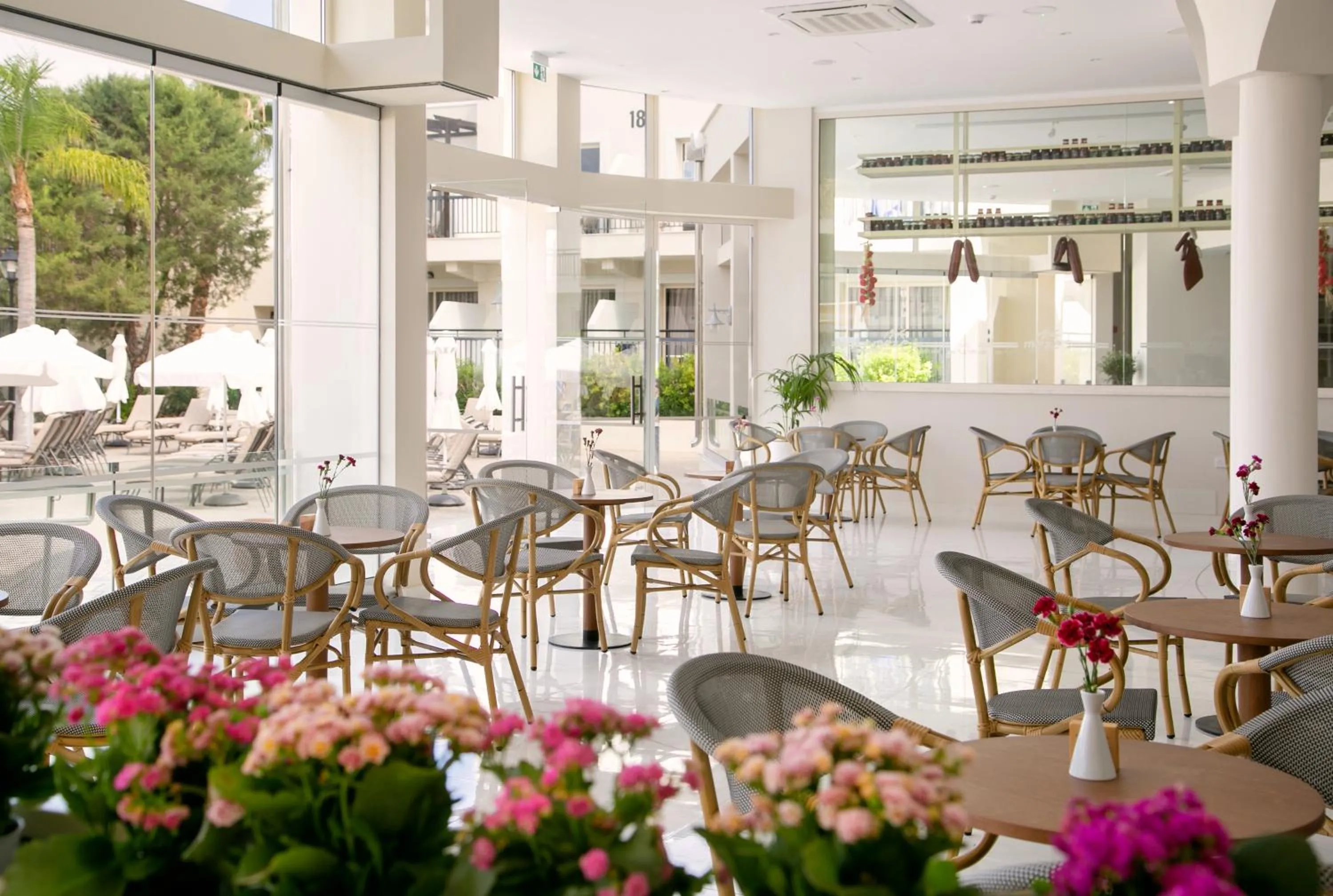 Restaurant/places to eat in Louis Paphos Breeze