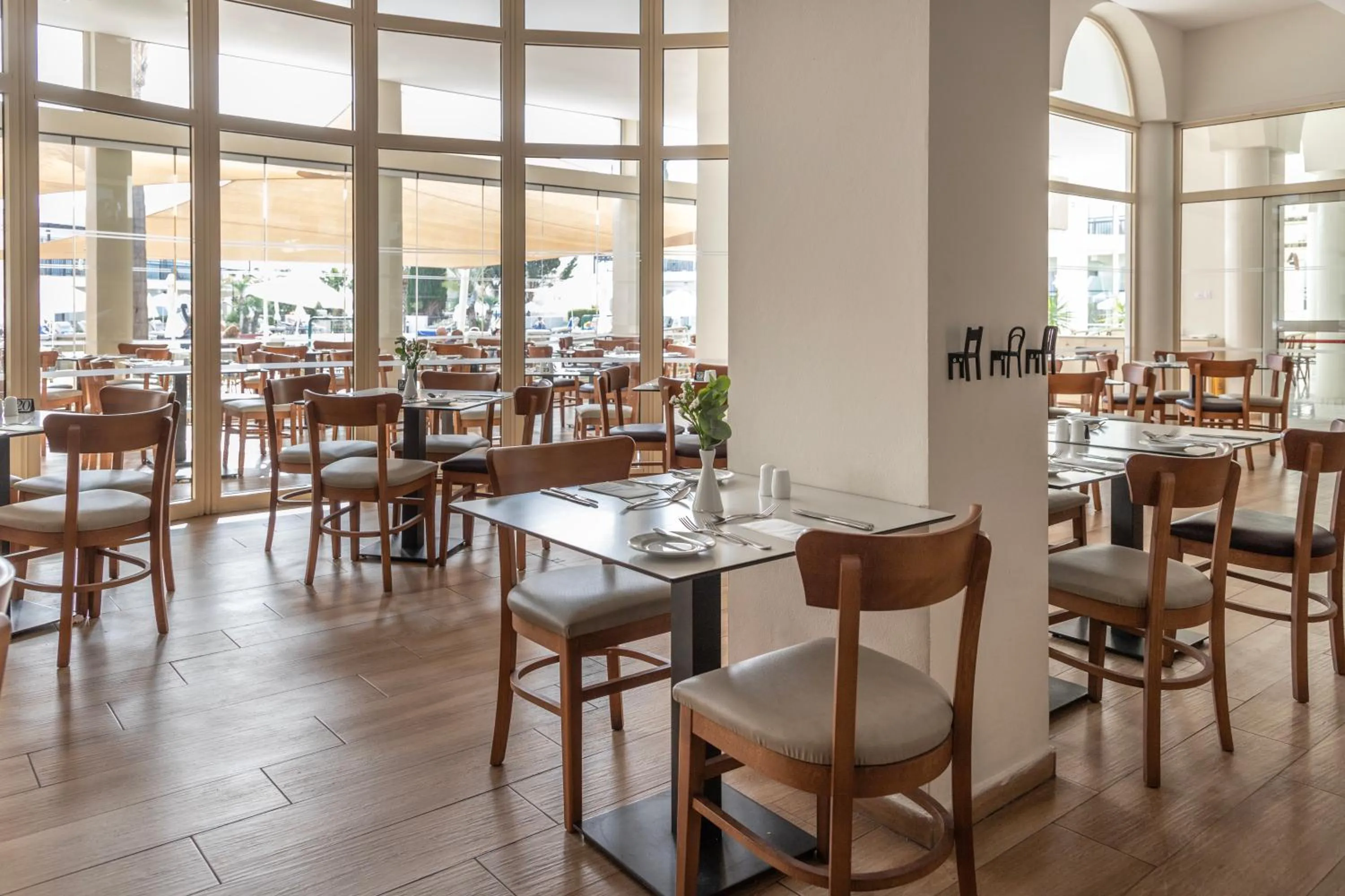 Restaurant/places to eat in Louis Paphos Breeze