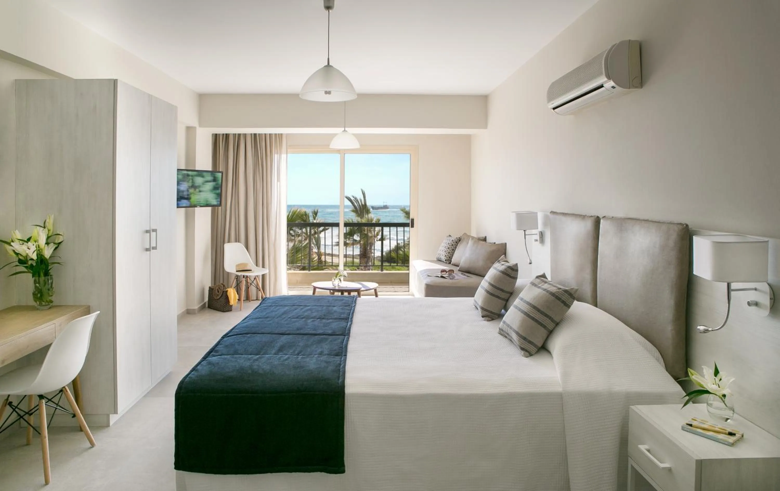 Bedroom, Bed in Louis Paphos Breeze