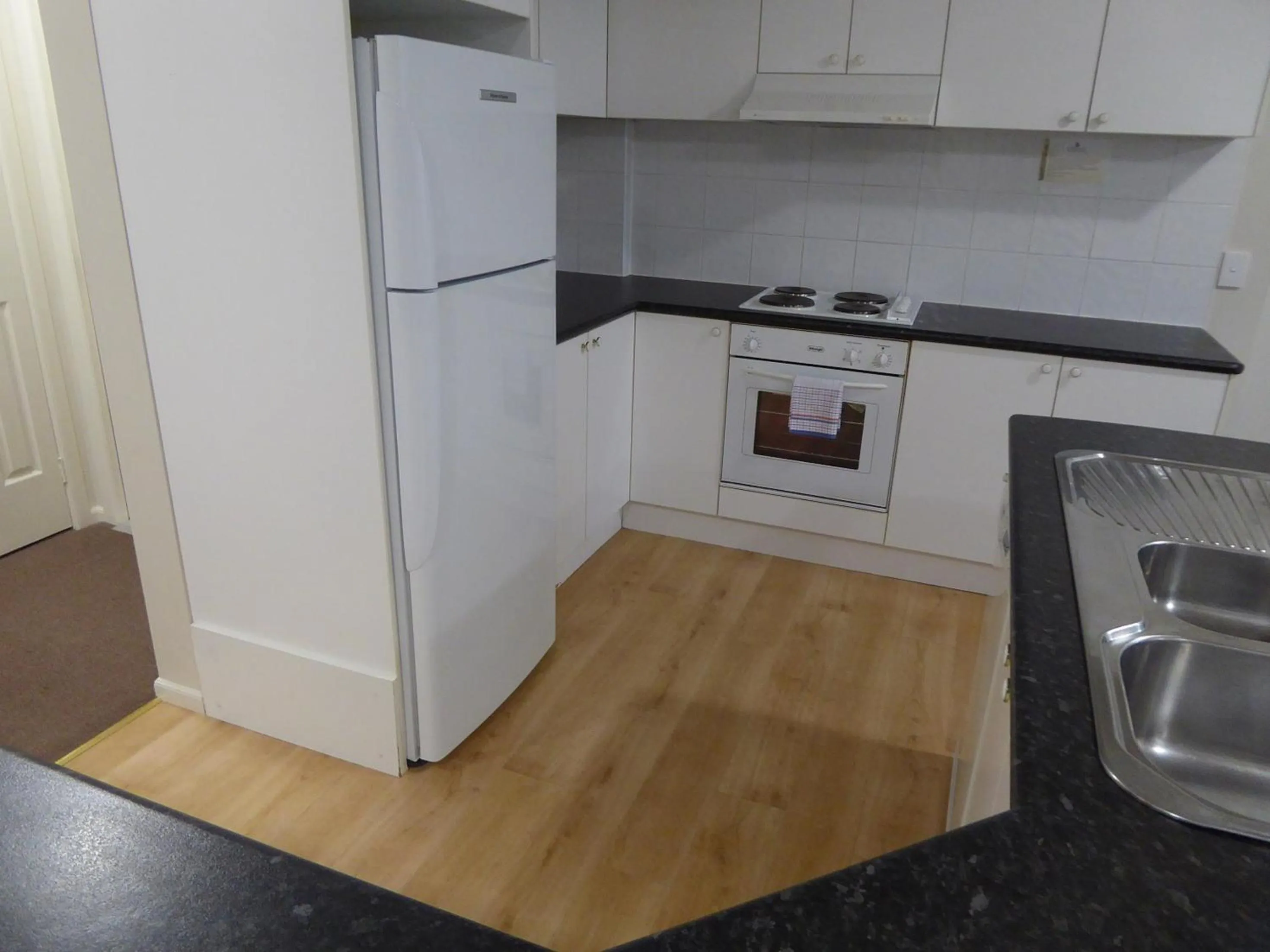 Kitchen or kitchenette in Lifestyle Apartments at Ferntree