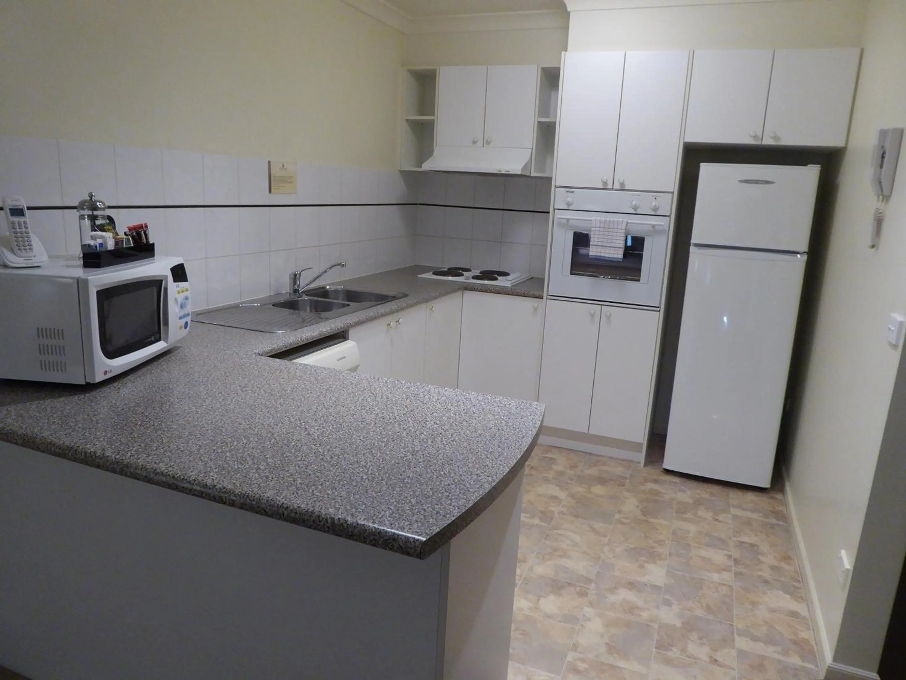Kitchen or kitchenette in Lifestyle Apartments at Ferntree