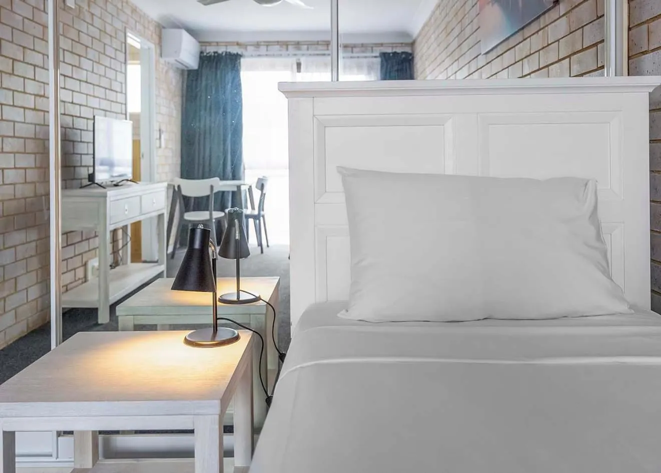 Bed in Coast Inn Motel