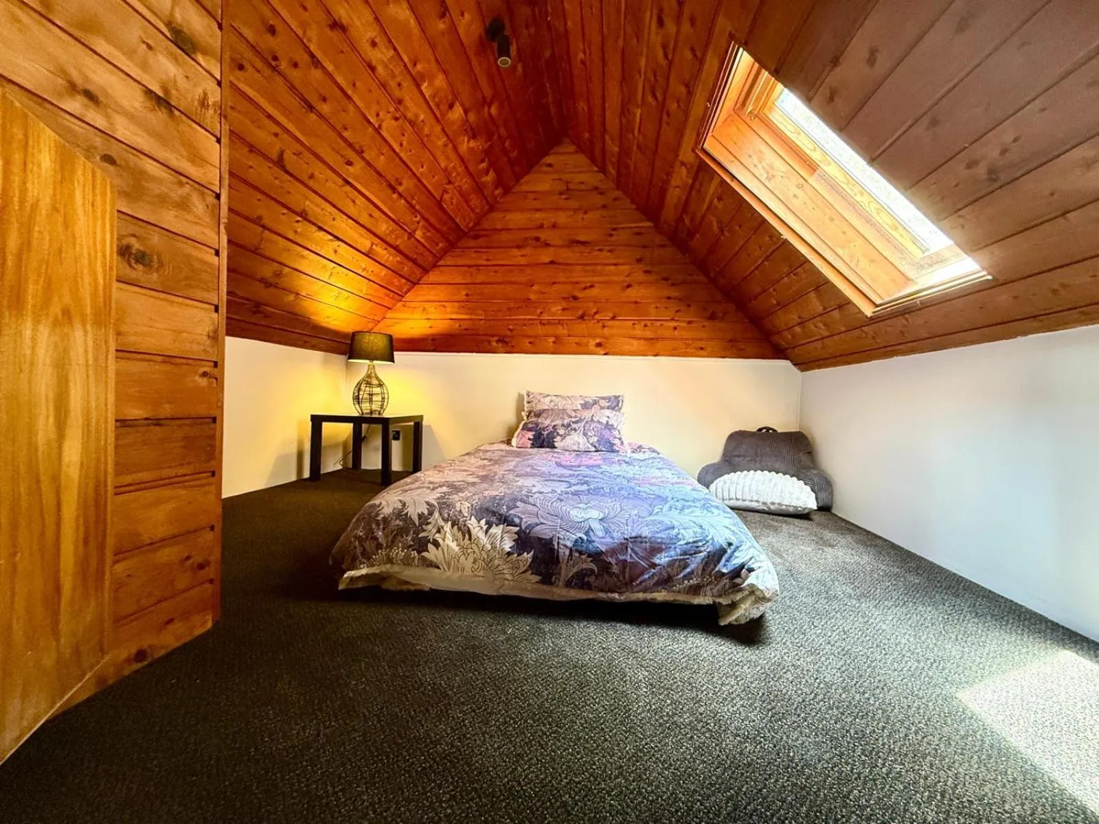 Photo of the whole room, Bed in Forget Me Not Cottages