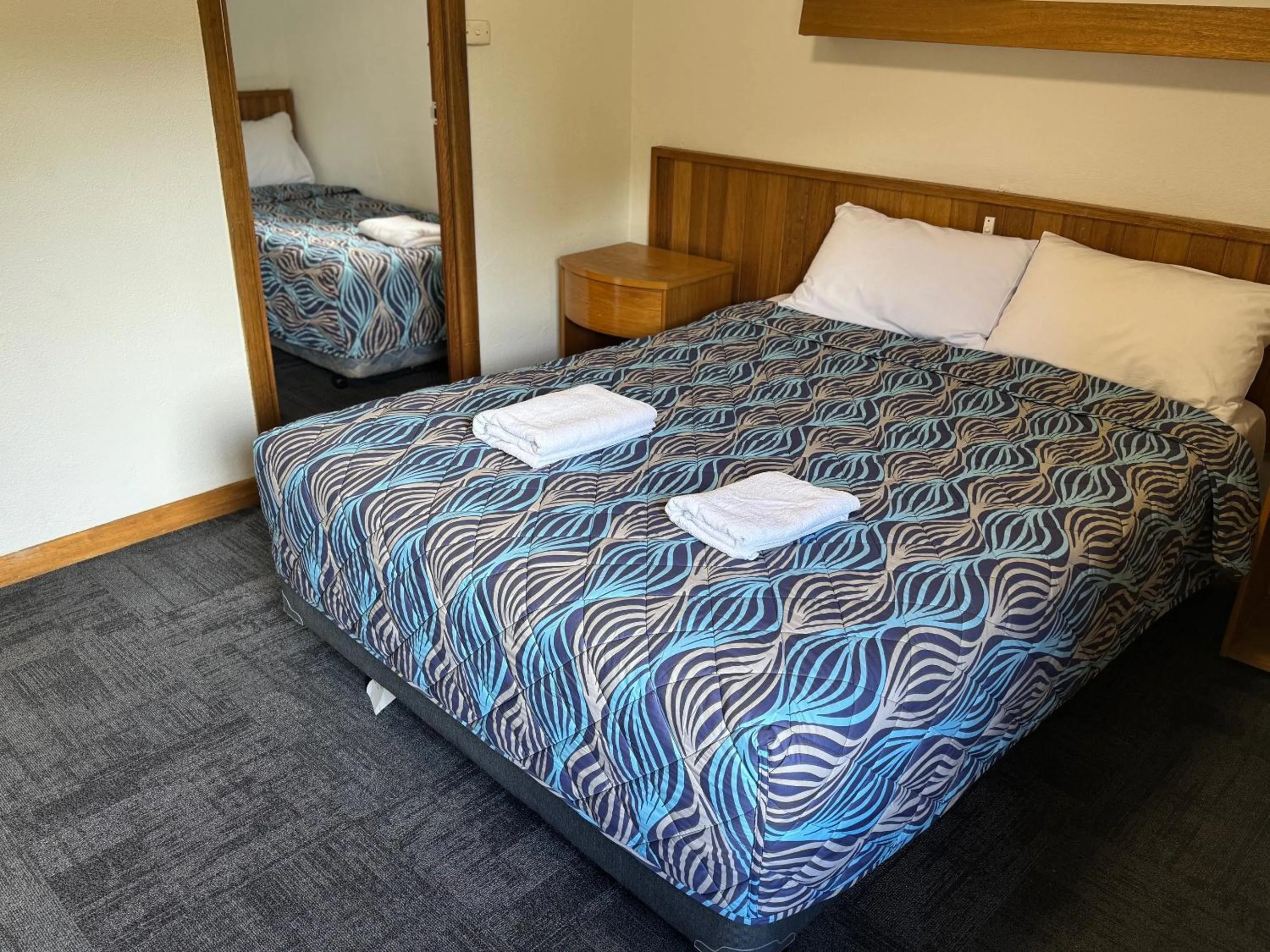 Bedroom, Bed in Tollgate Motel