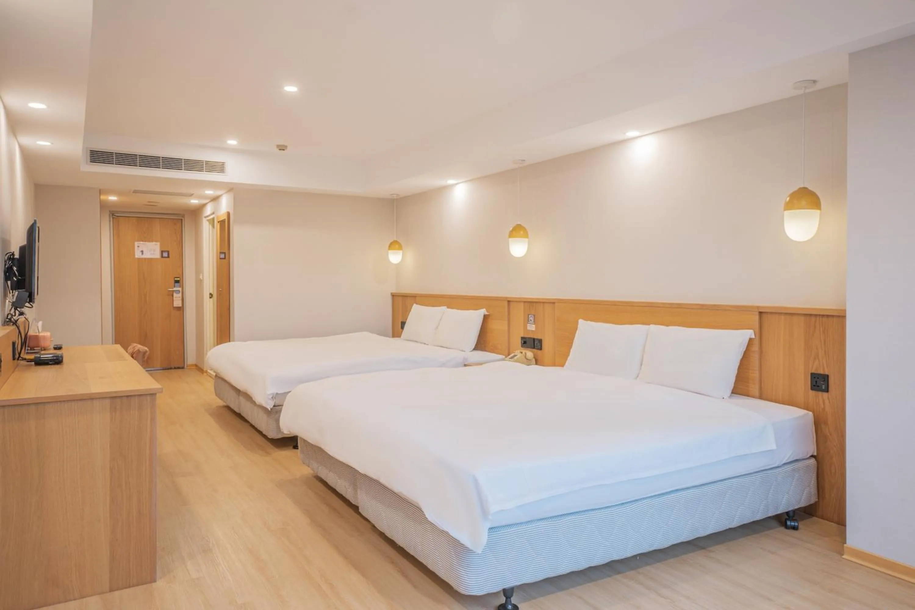 Photo of the whole room, Bed in Hamilton Hotel