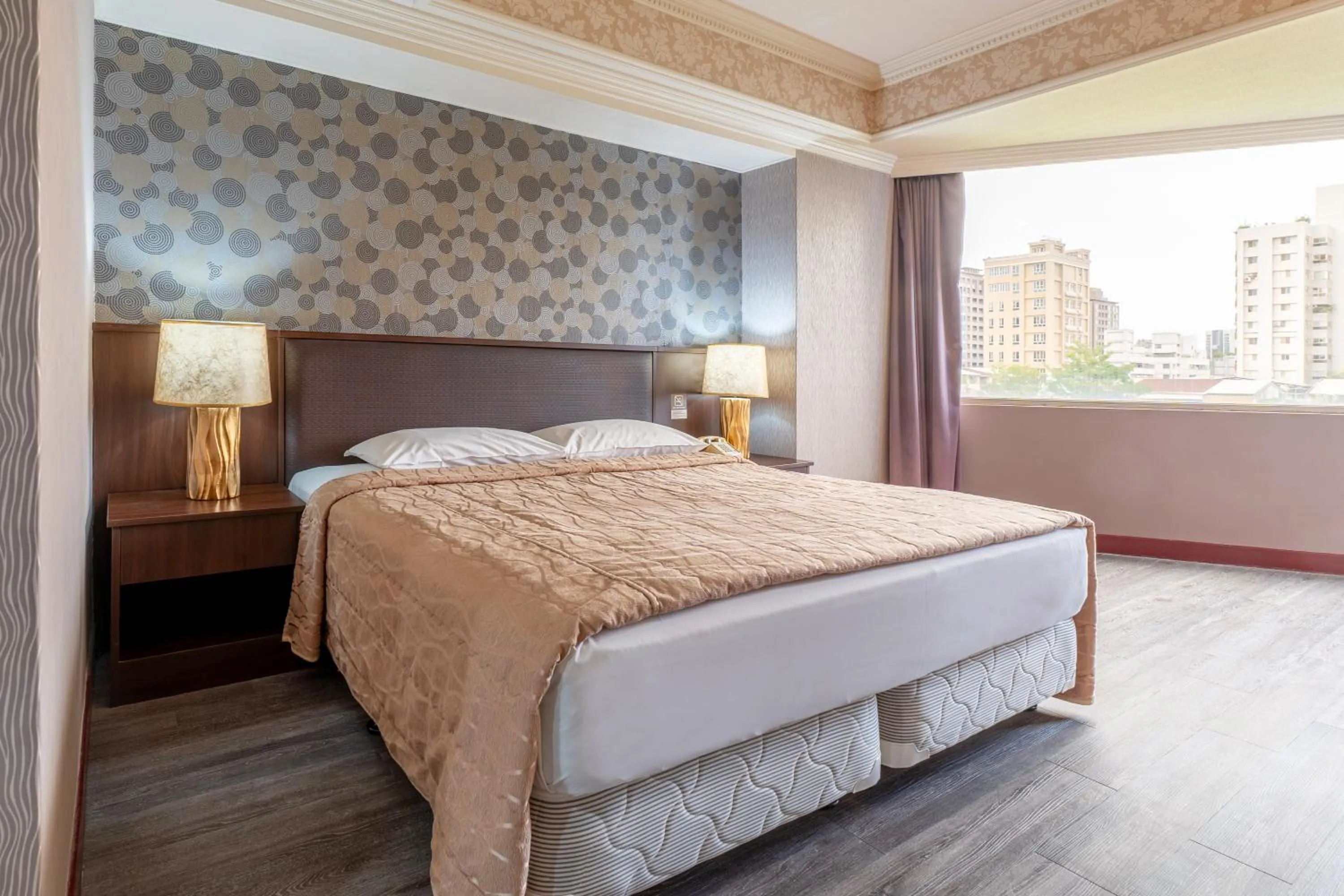 Photo of the whole room, Bed in Hamilton Hotel