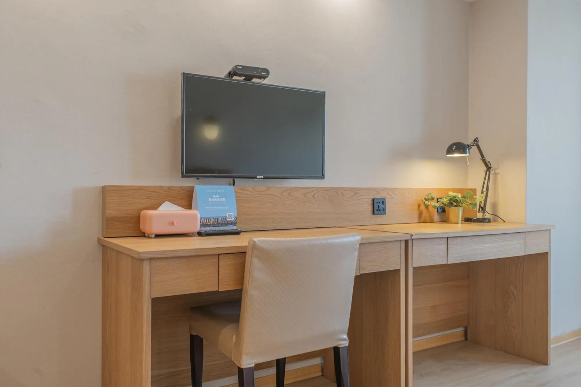 Photo of the whole room in Hamilton Hotel