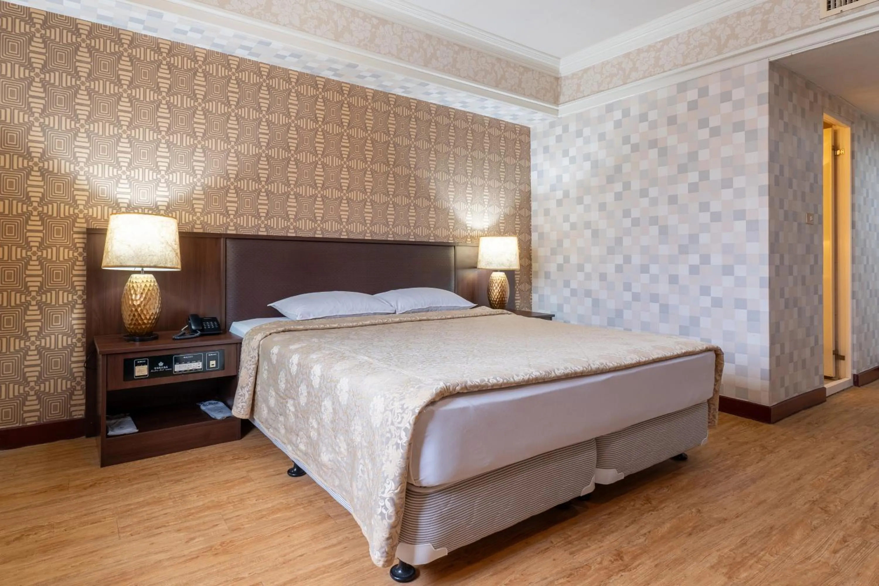 Photo of the whole room, Bed in Hamilton Hotel