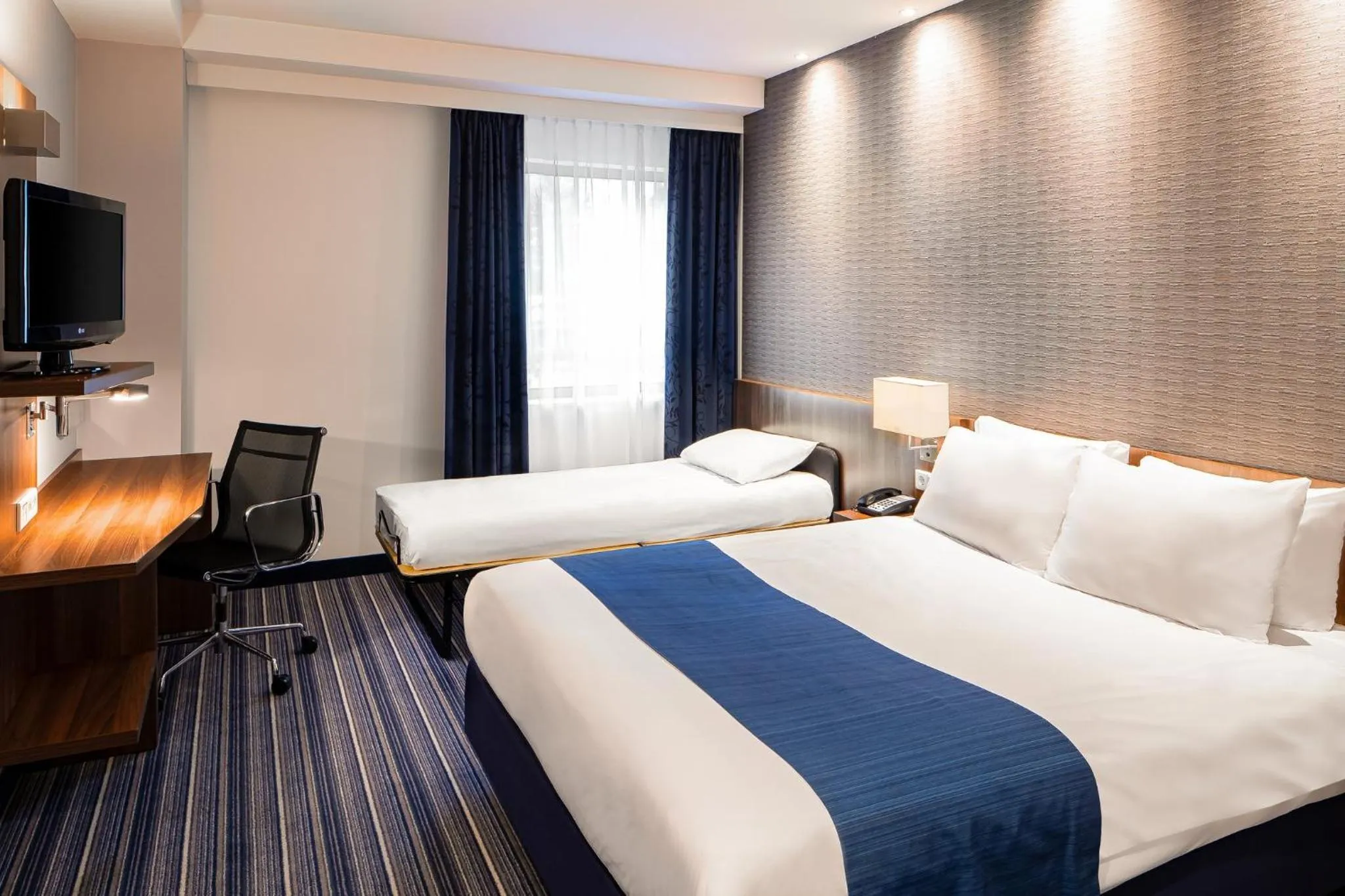 Photo of the whole room, Bed in Holiday Inn Express Arnhem by IHG