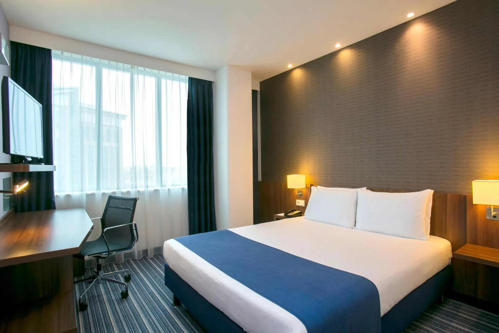 Photo of the whole room, Bed in Holiday Inn Express Arnhem by IHG