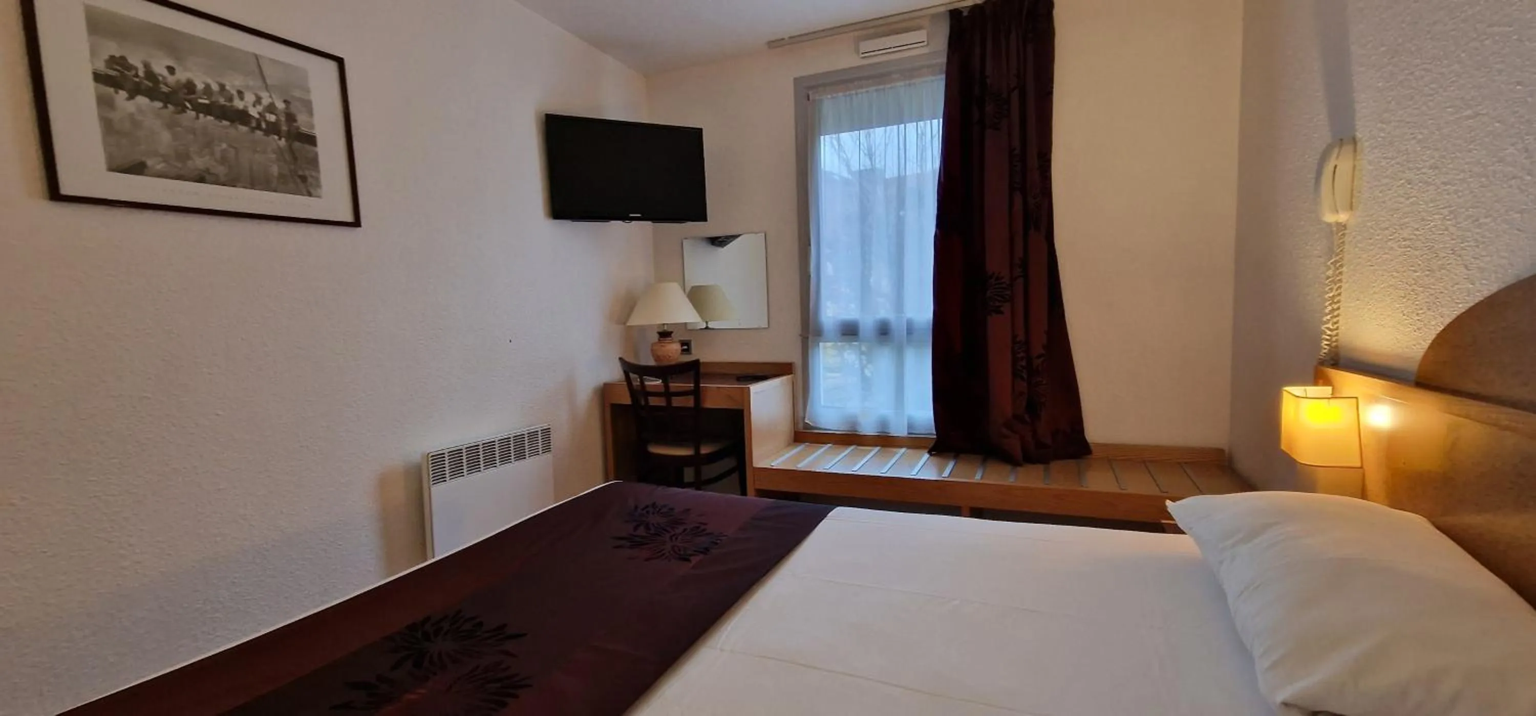 Bed in Kyriad Direct Arpajon