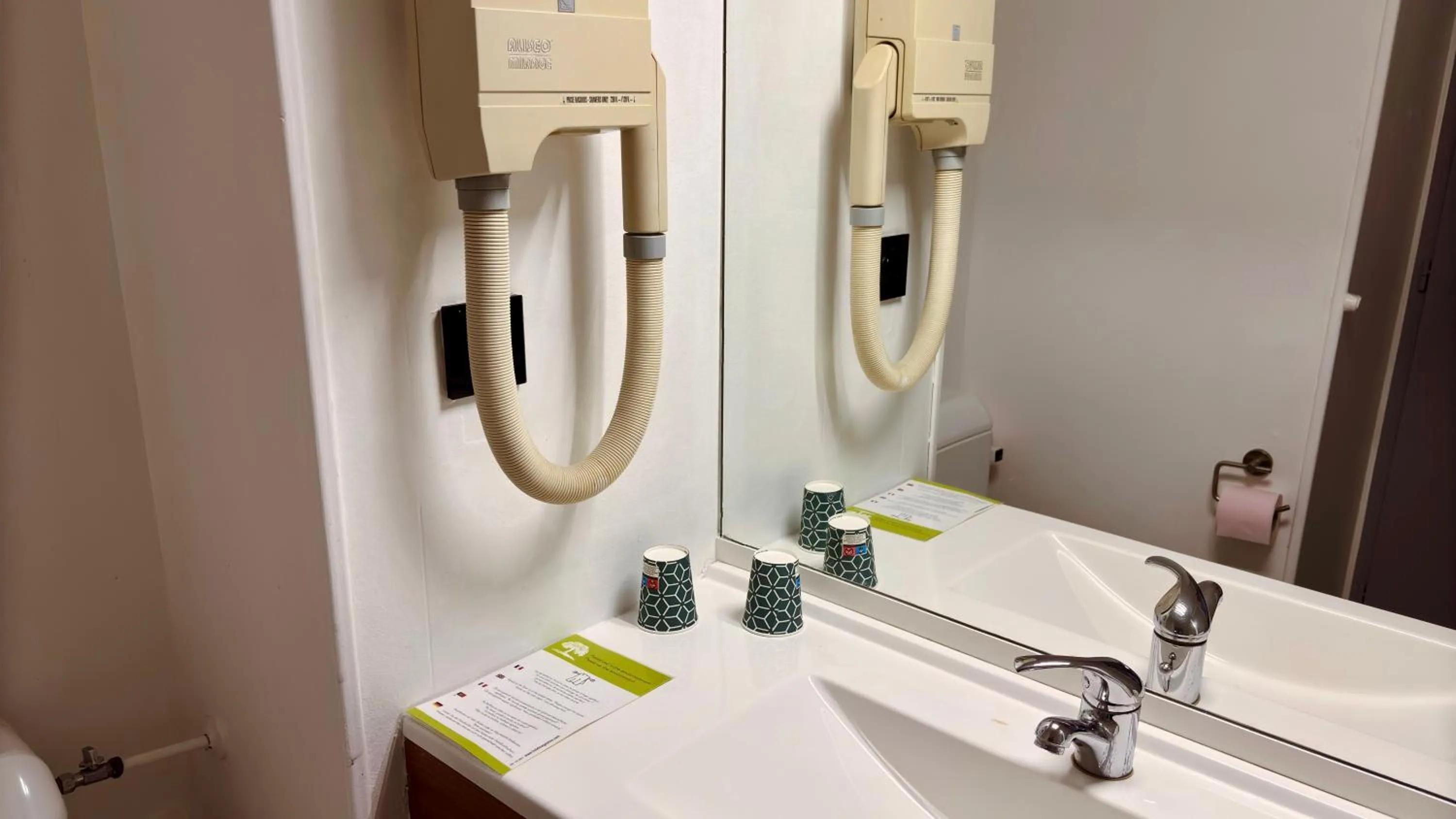 Bathroom in Kyriad Direct Arpajon