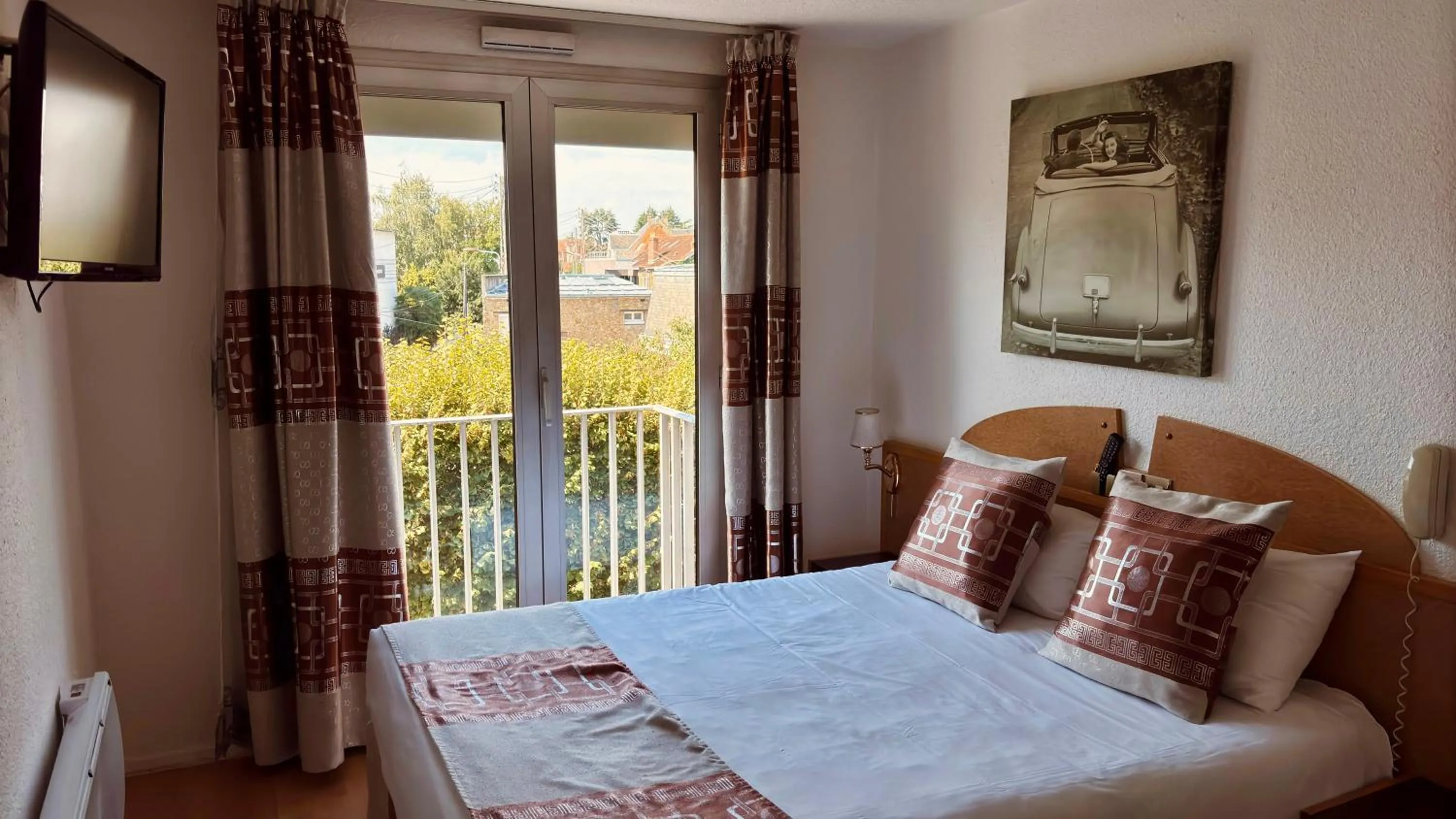 Bedroom, Bed in Kyriad Direct Arpajon