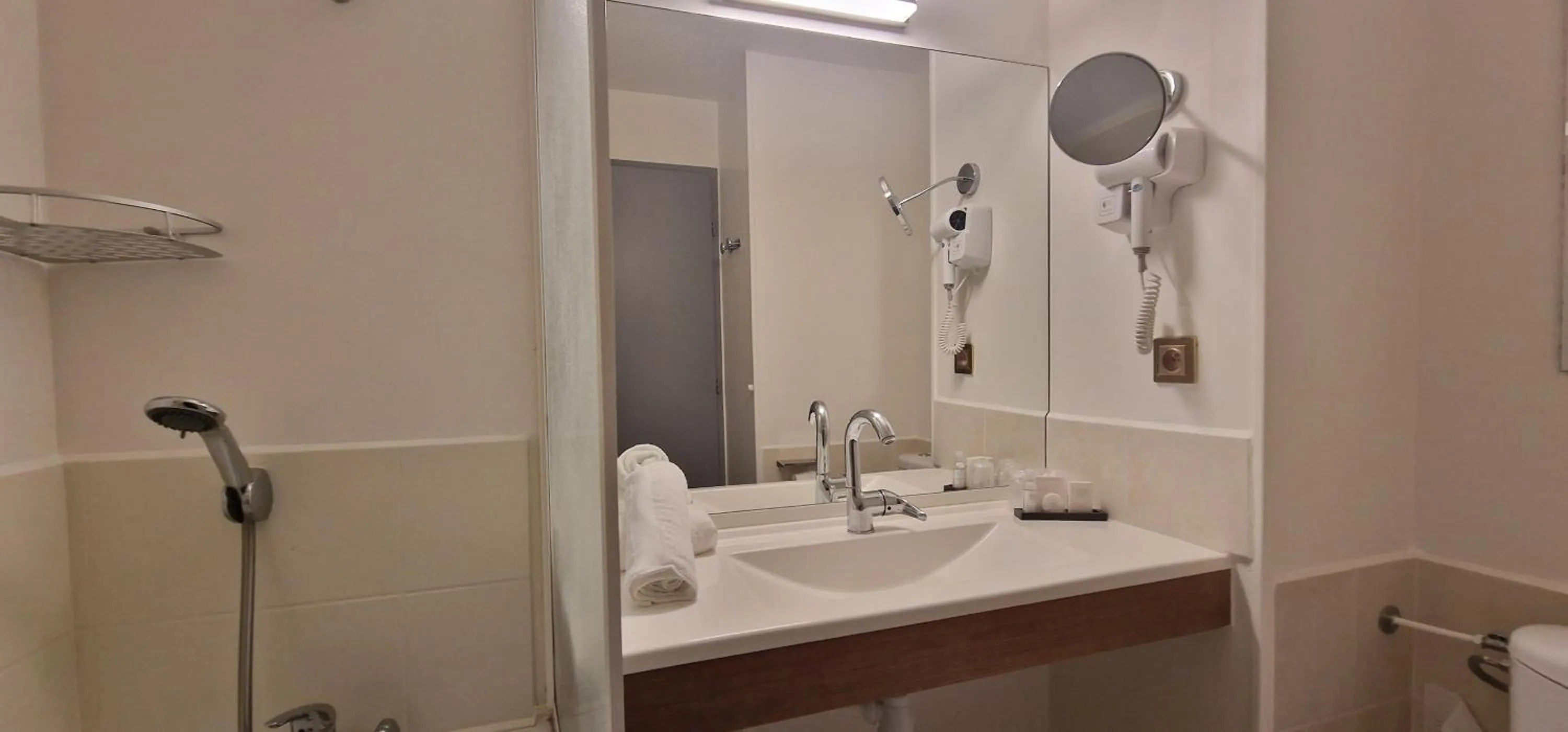 Shower in Kyriad Direct Arpajon