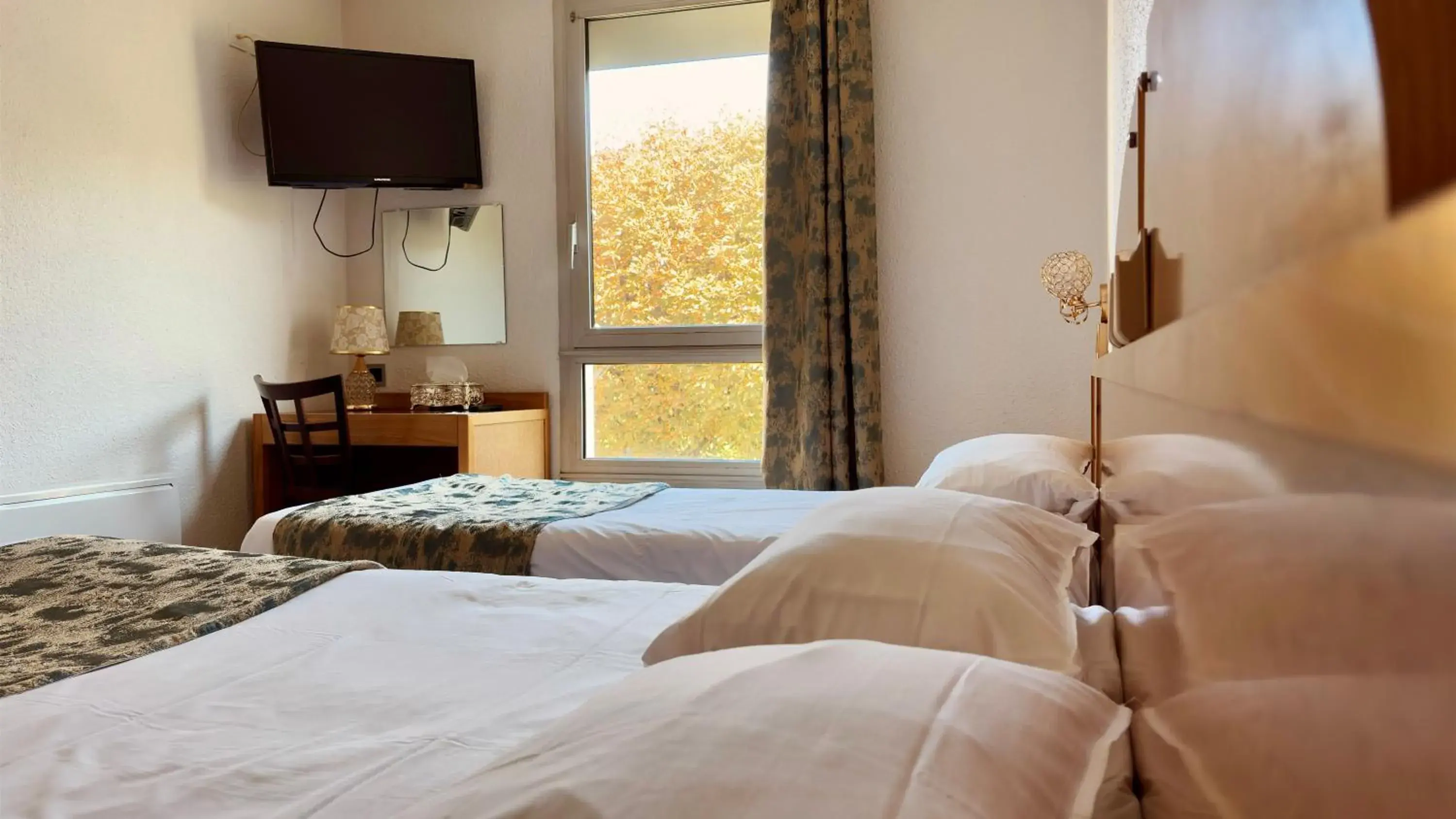 1 Double Bed 1 Single Bed in Kyriad Direct Arpajon 1 Double Bed 1 Single Bed in Kyriad Direct Arpajon