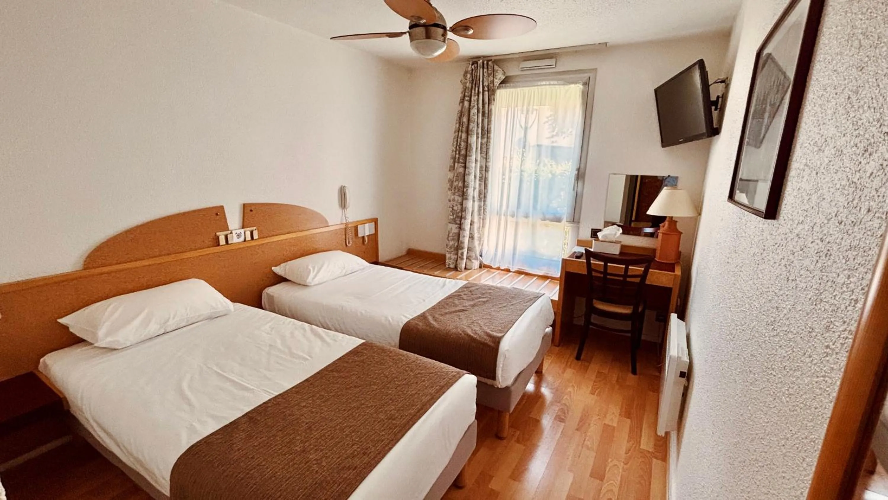 Bedroom, Bed in Kyriad Direct Arpajon