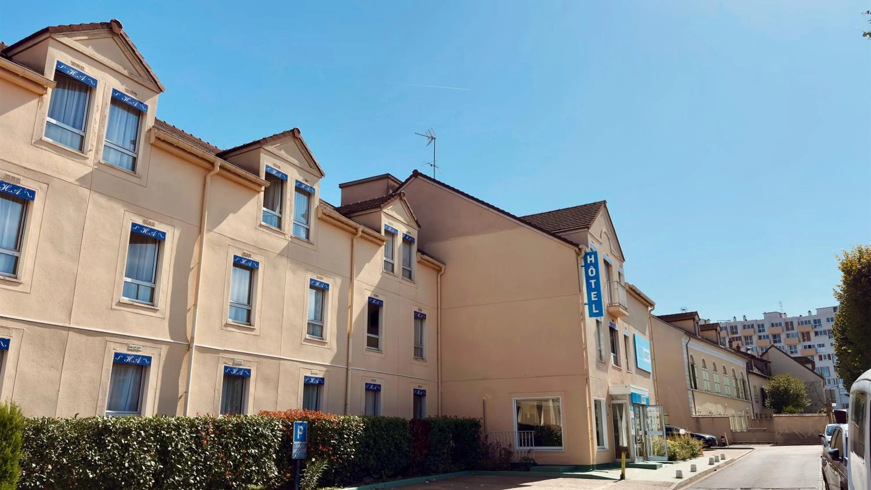 Property building in Kyriad Direct Arpajon