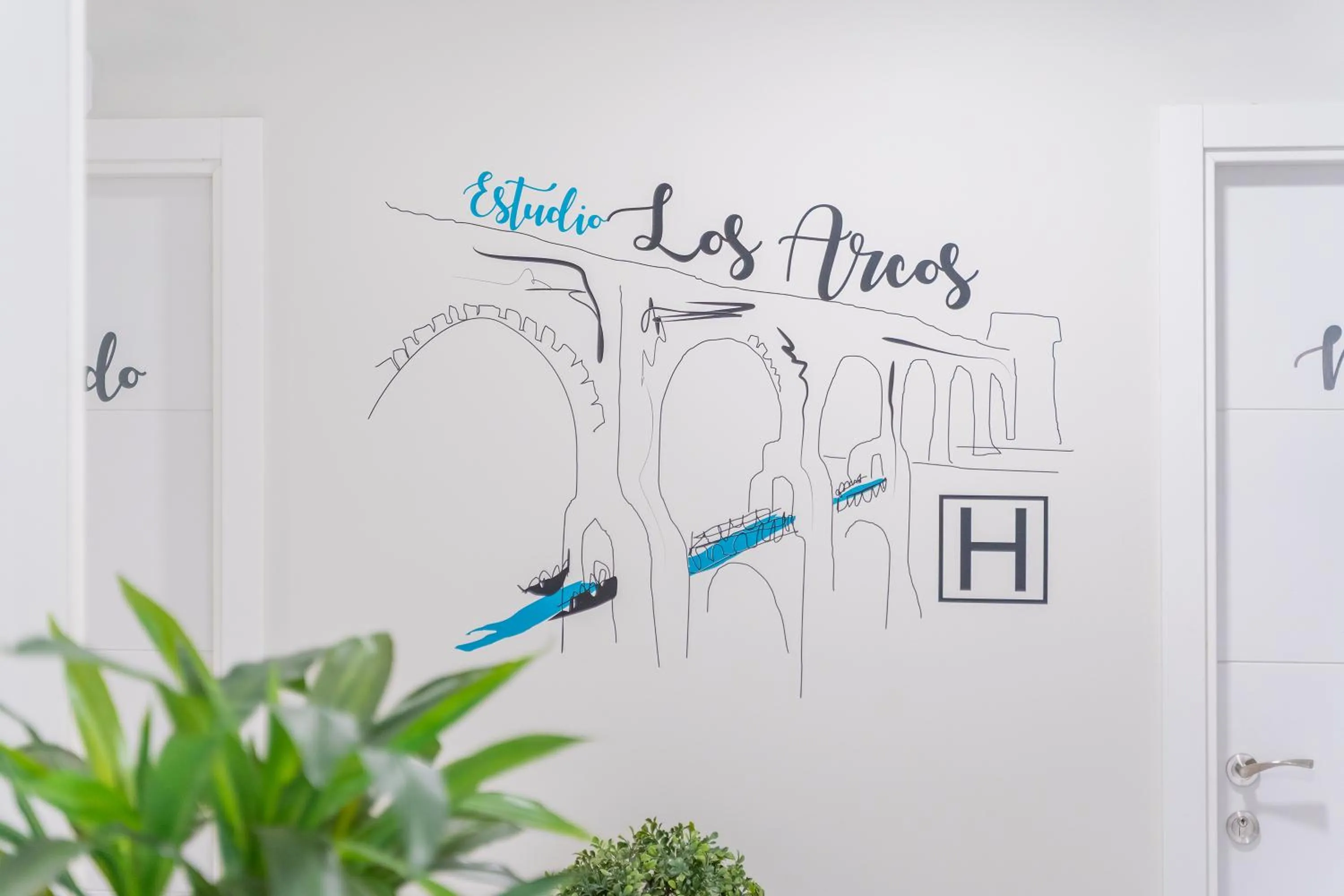 Text overlay in Estudios los Arcos