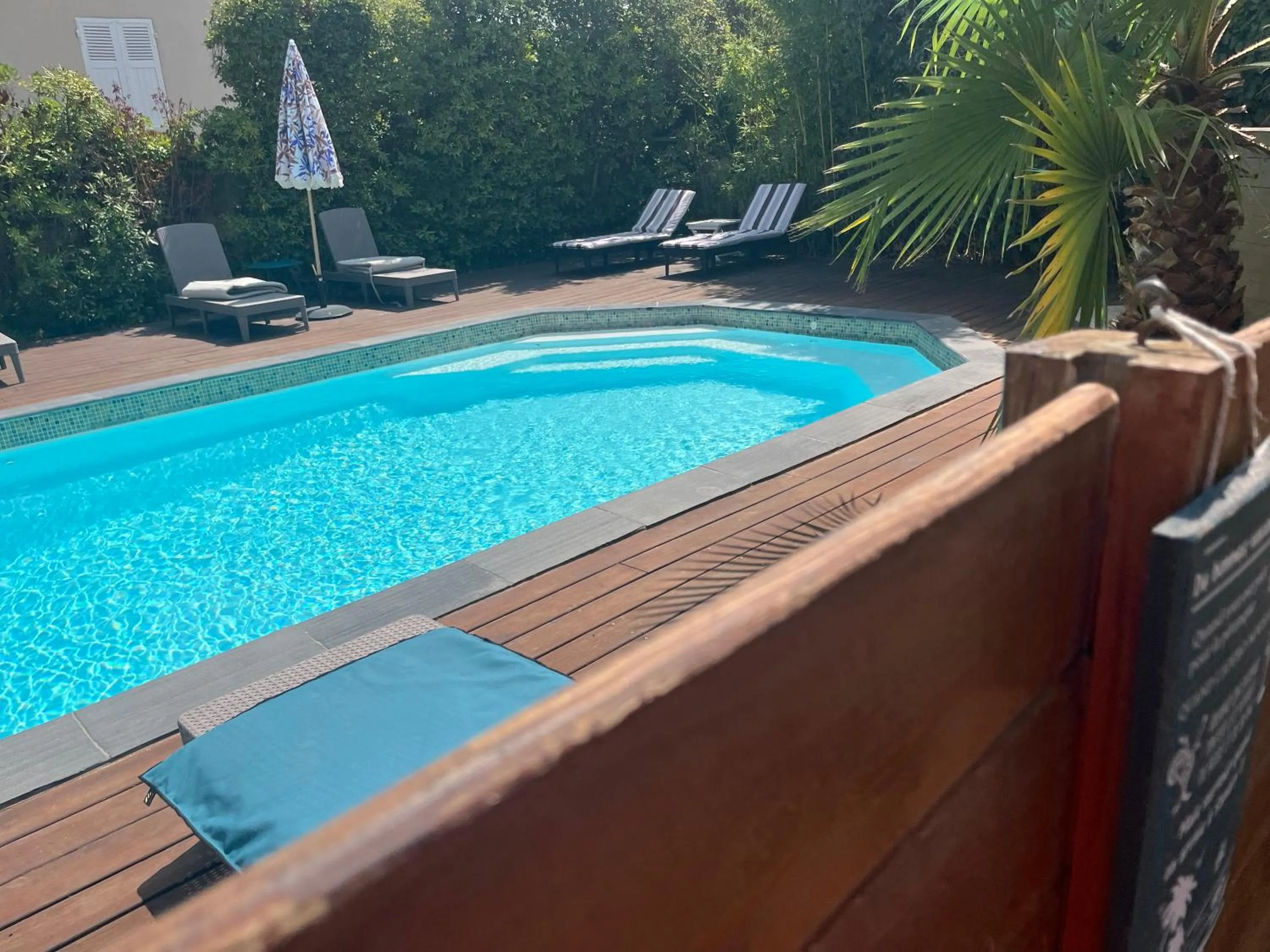 Pool view in hôtel Le Synaya